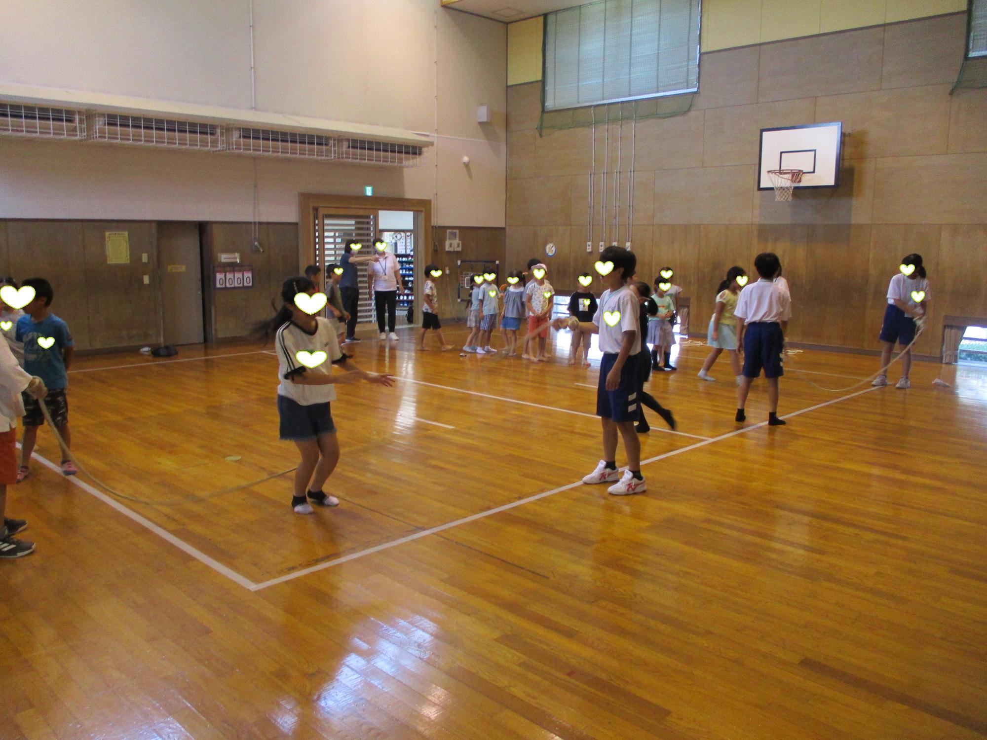 指導員が企画して行った大なわとび