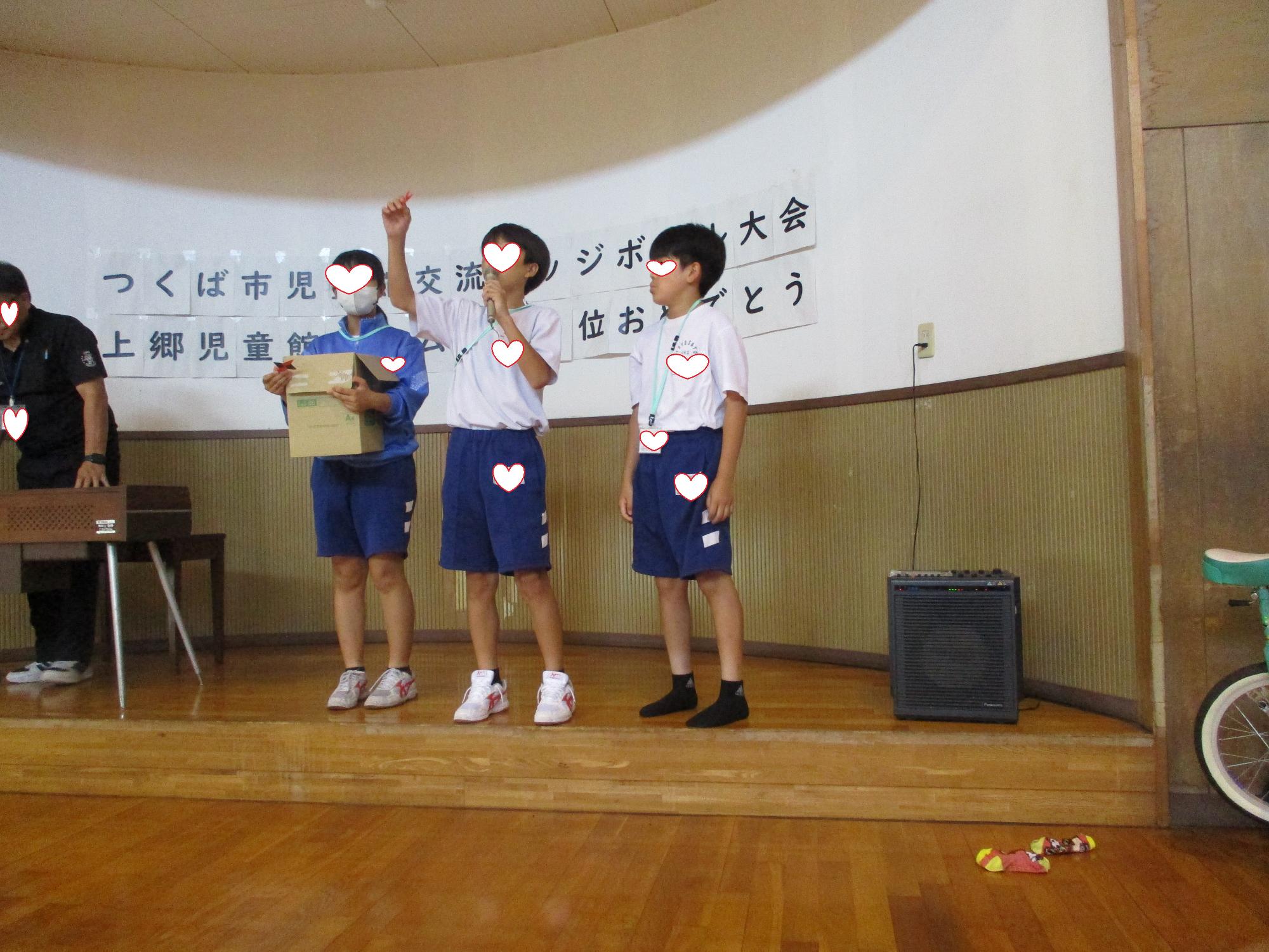 参加者の前に立ってルール説明する中学生