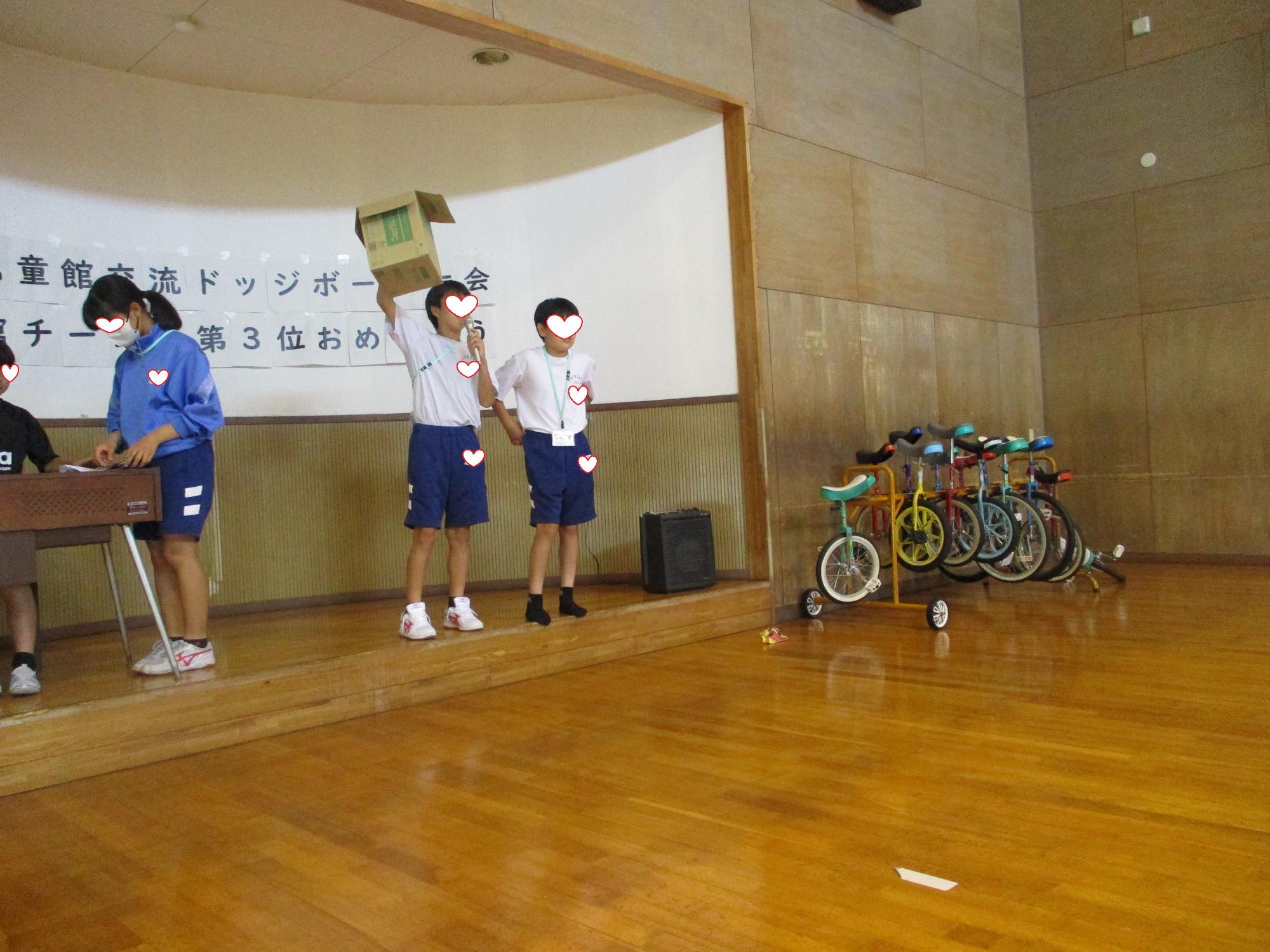 宝探しゲームのルール説明をわかりやすくする中学生