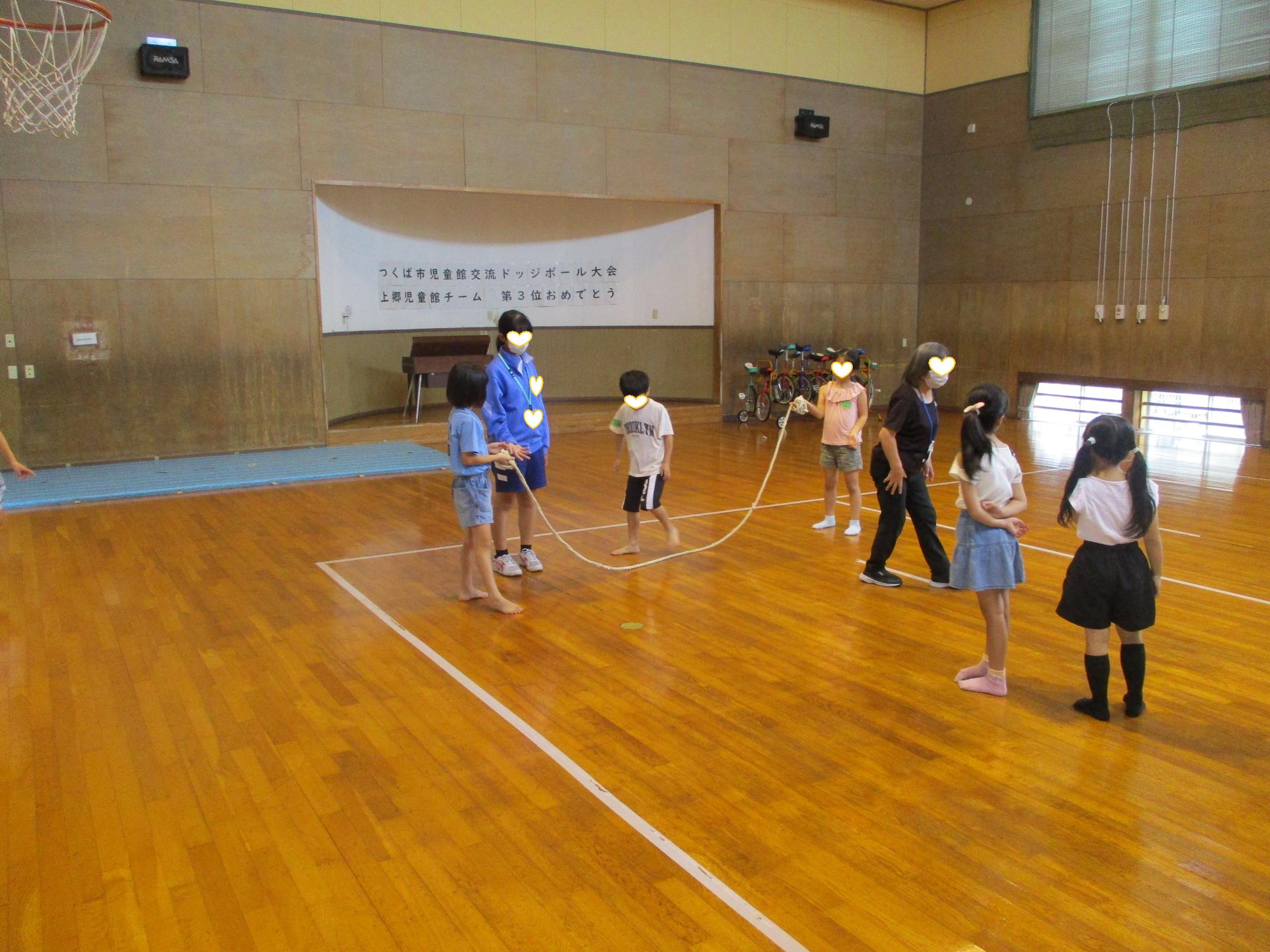 うまく飛べるように指導する中学生