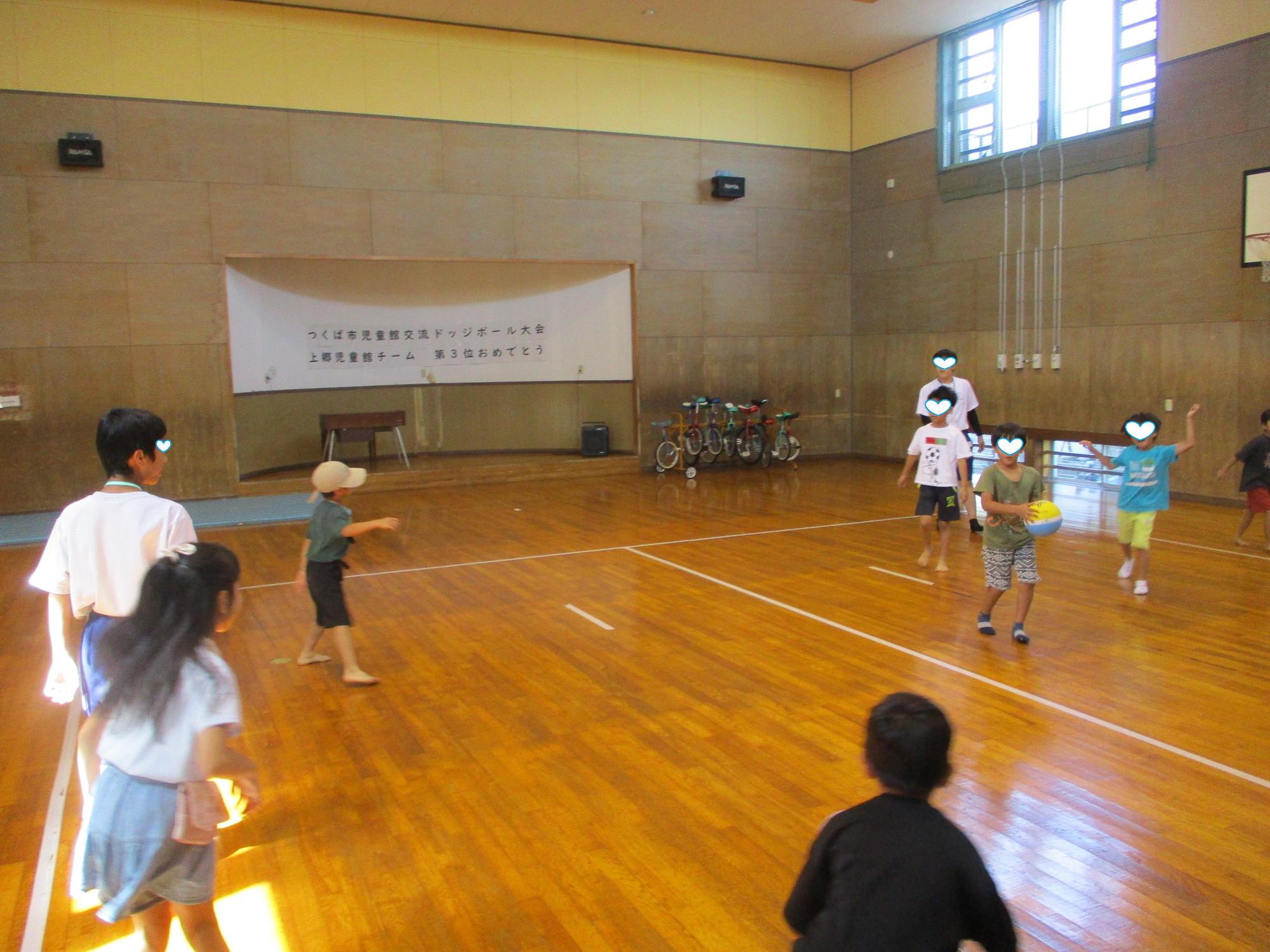 参加者と一緒にドッジボールをする中学生