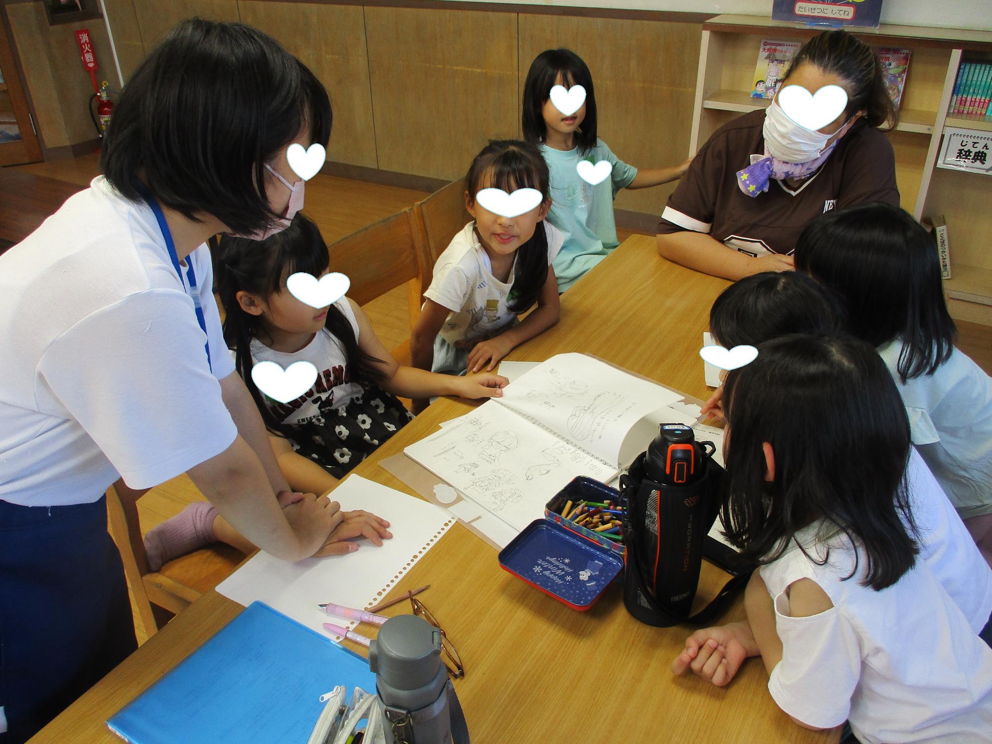 上手に描かれた自身の作品を見せてくれた中学生