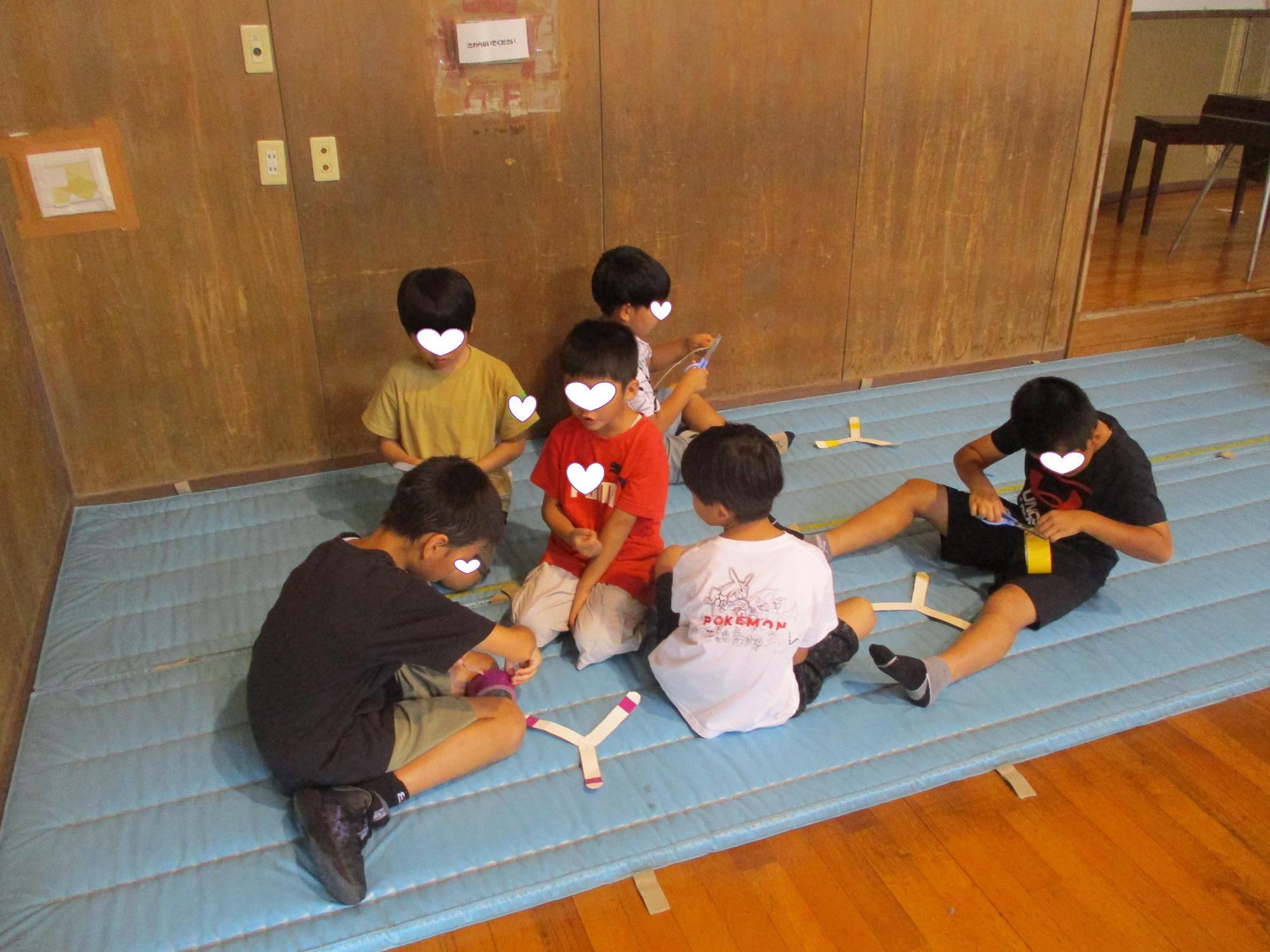 参加者同士集まってのブーメラン作り