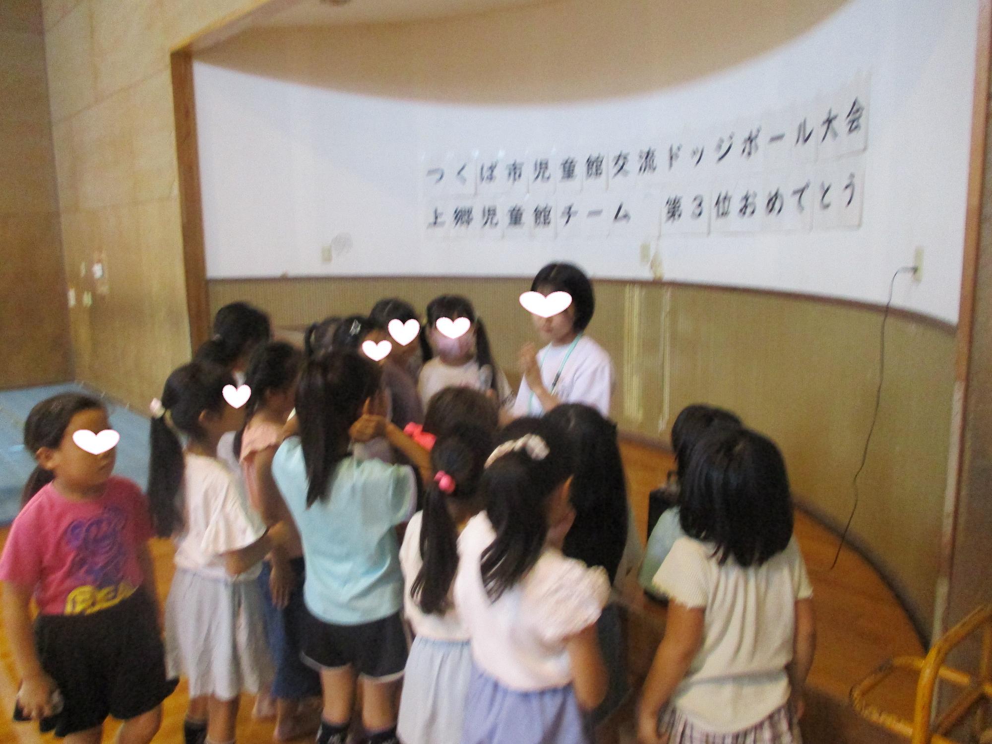 参加者を集め流れを説明する中学生