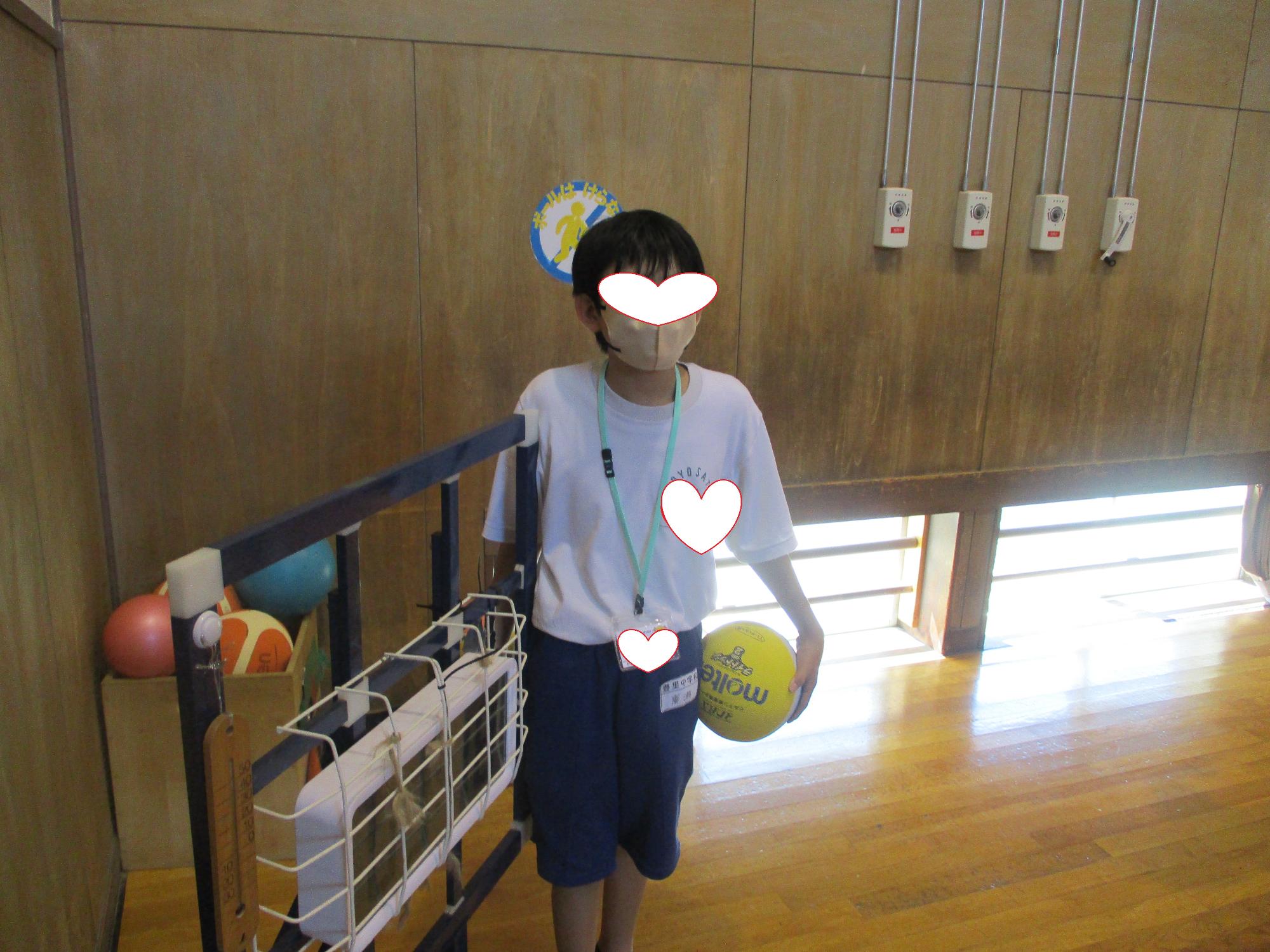 ドッジボールの審判、タイムキーパーをする中学生