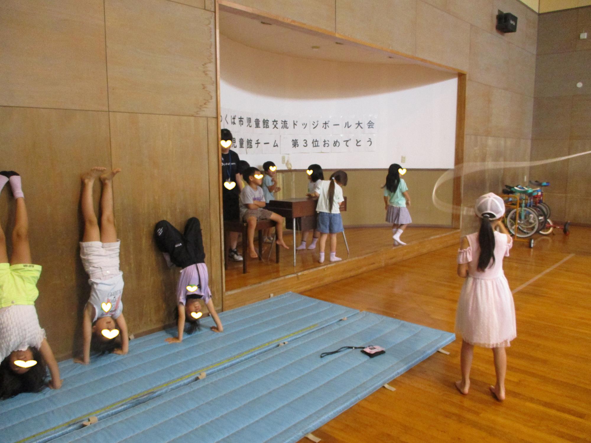 3人で逆立ちの練習