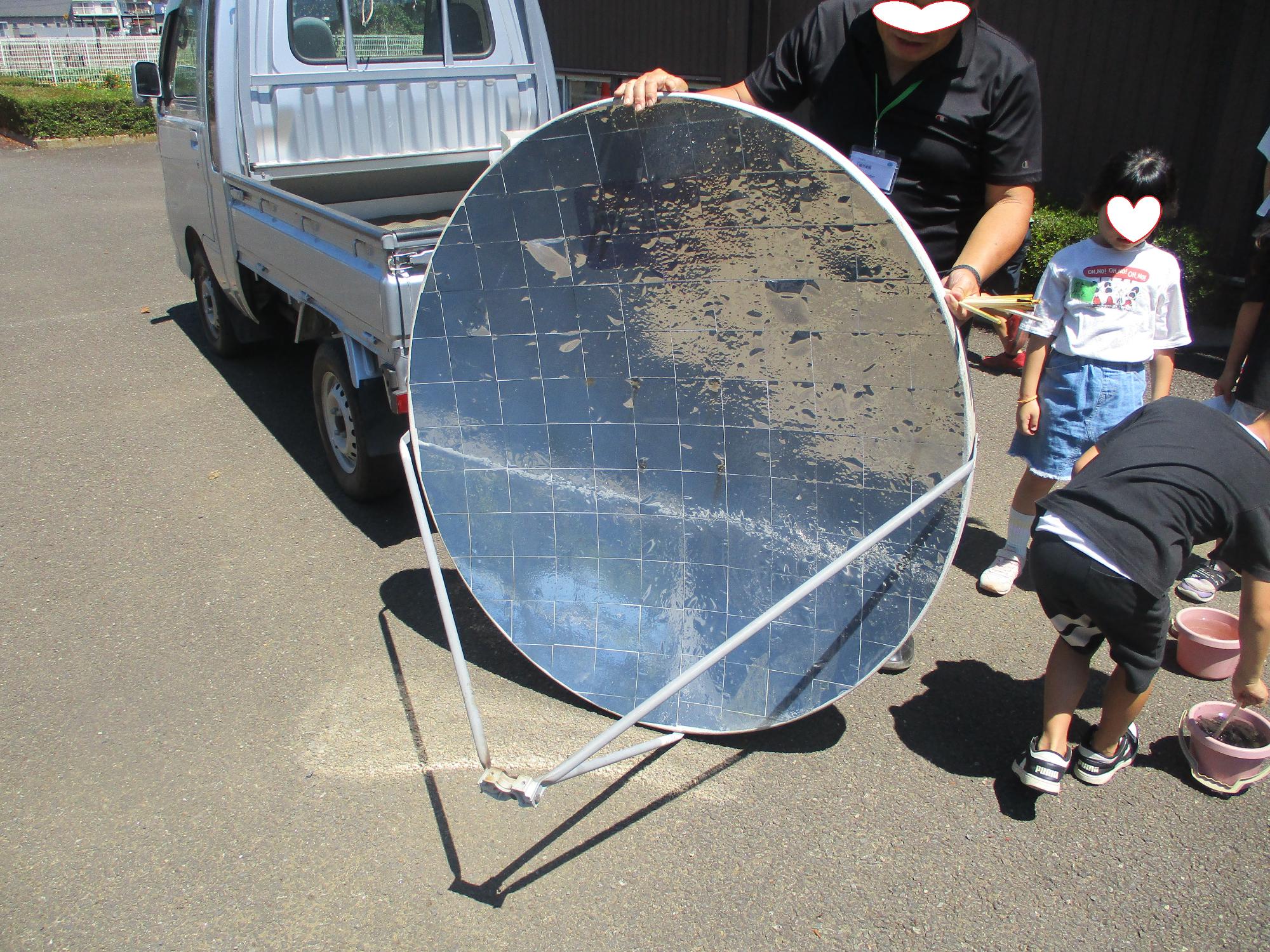 太陽光を集める大きな装置
