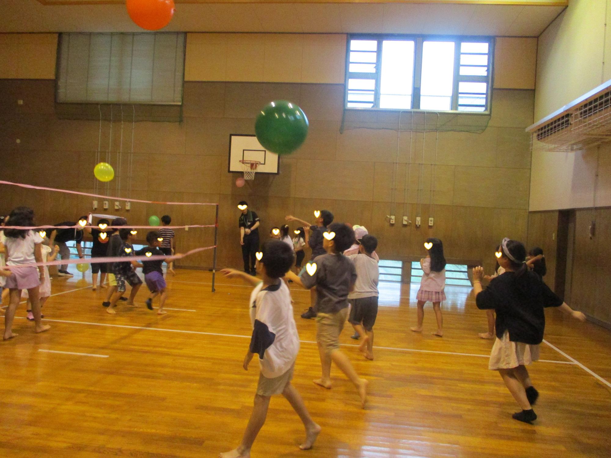 大小様々な風船を使ってバレーボール