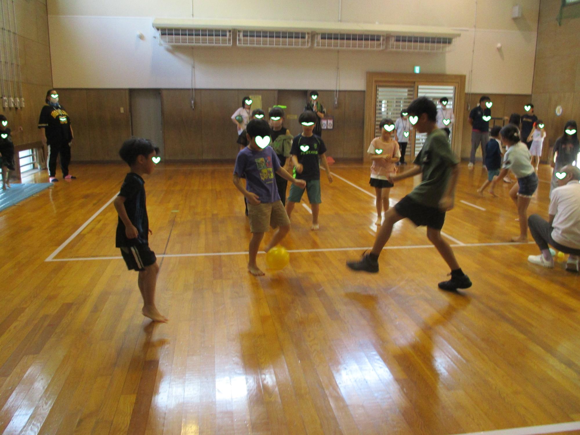 ボール集めサッカーをする参加者
