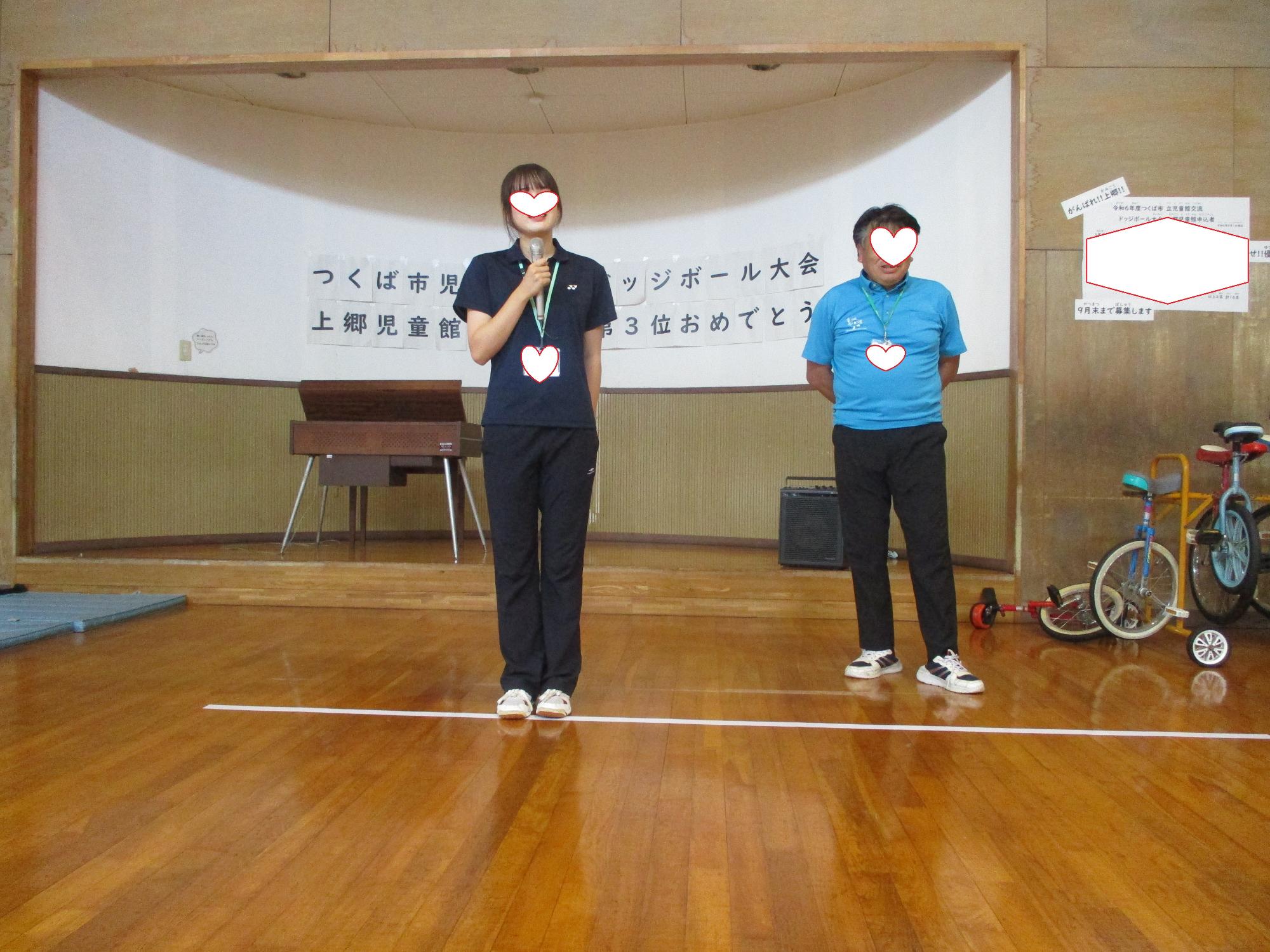 みんなの前であいさつをする実習生の先生