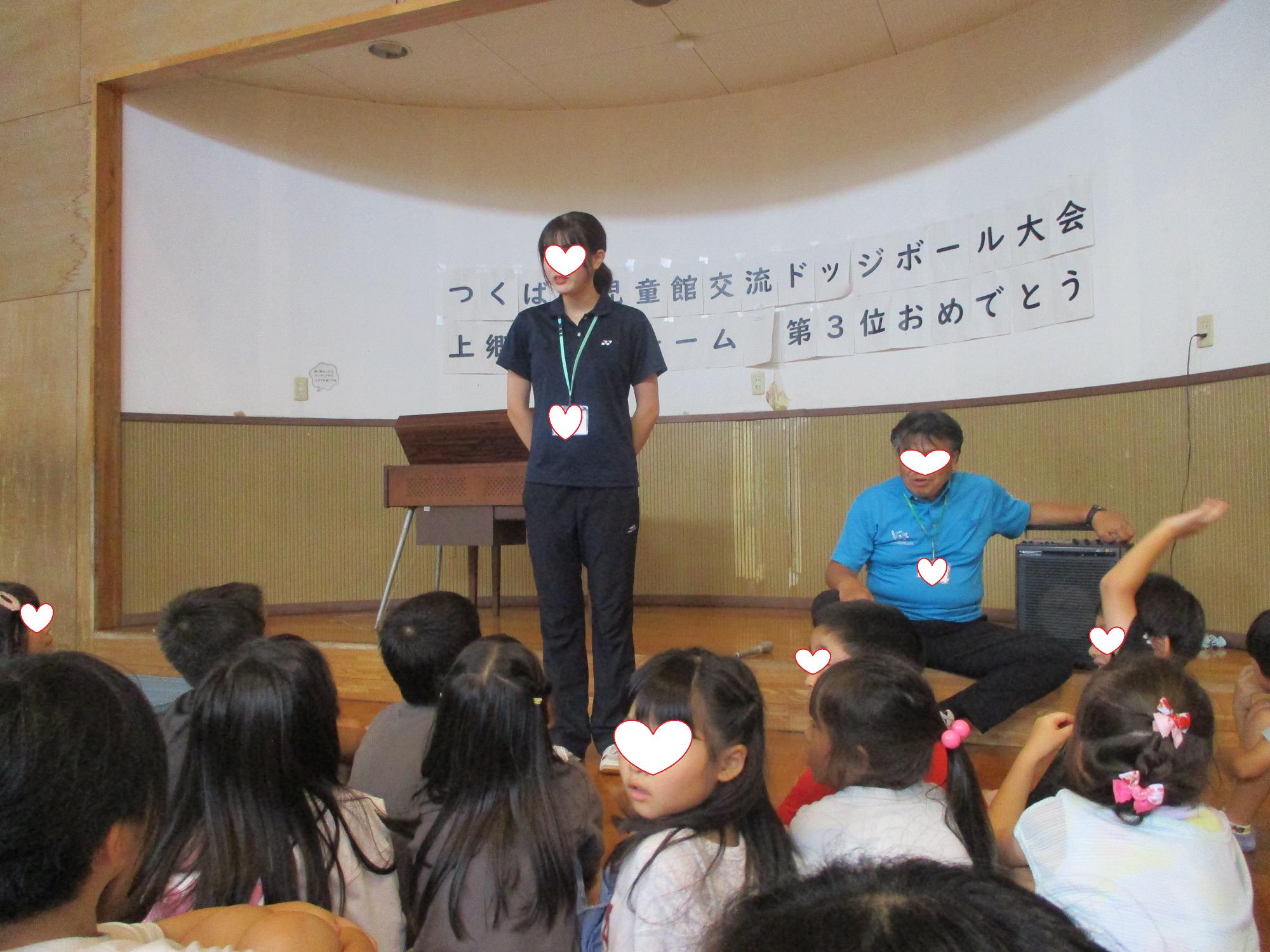 みんなを近くに集めてお話しをする実習生の先生
