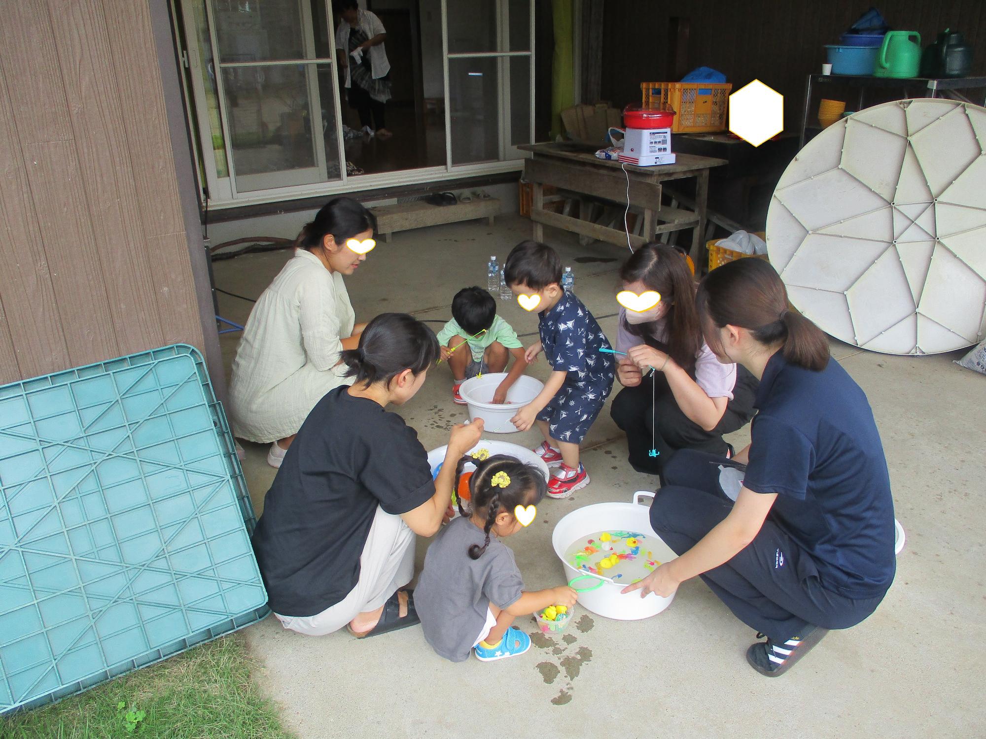 参加者のお母様やお子さんとふれあう実習中の先生