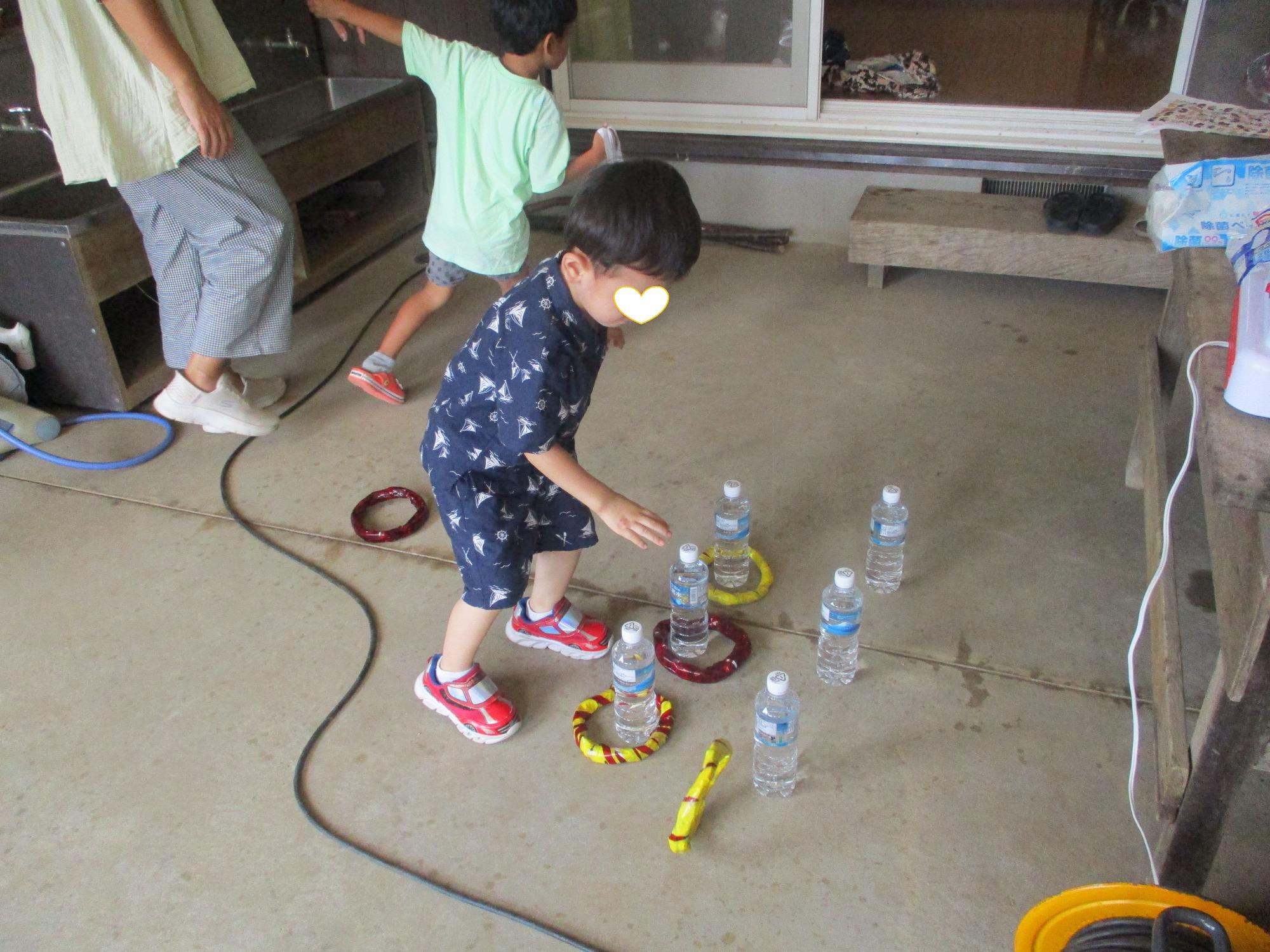 上手に輪投げをする参加者