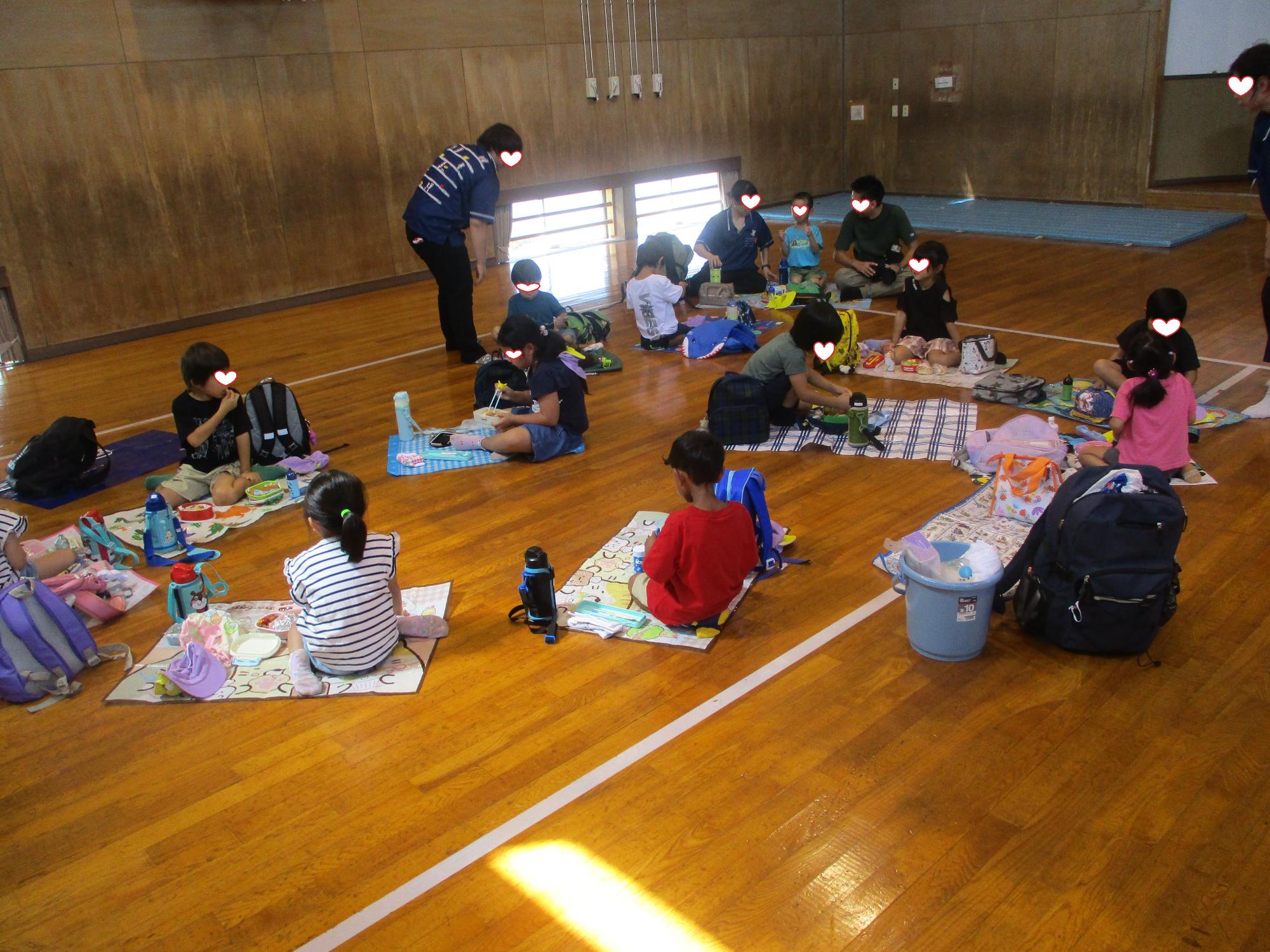 お弁当をおいしく食べる園児の皆さん