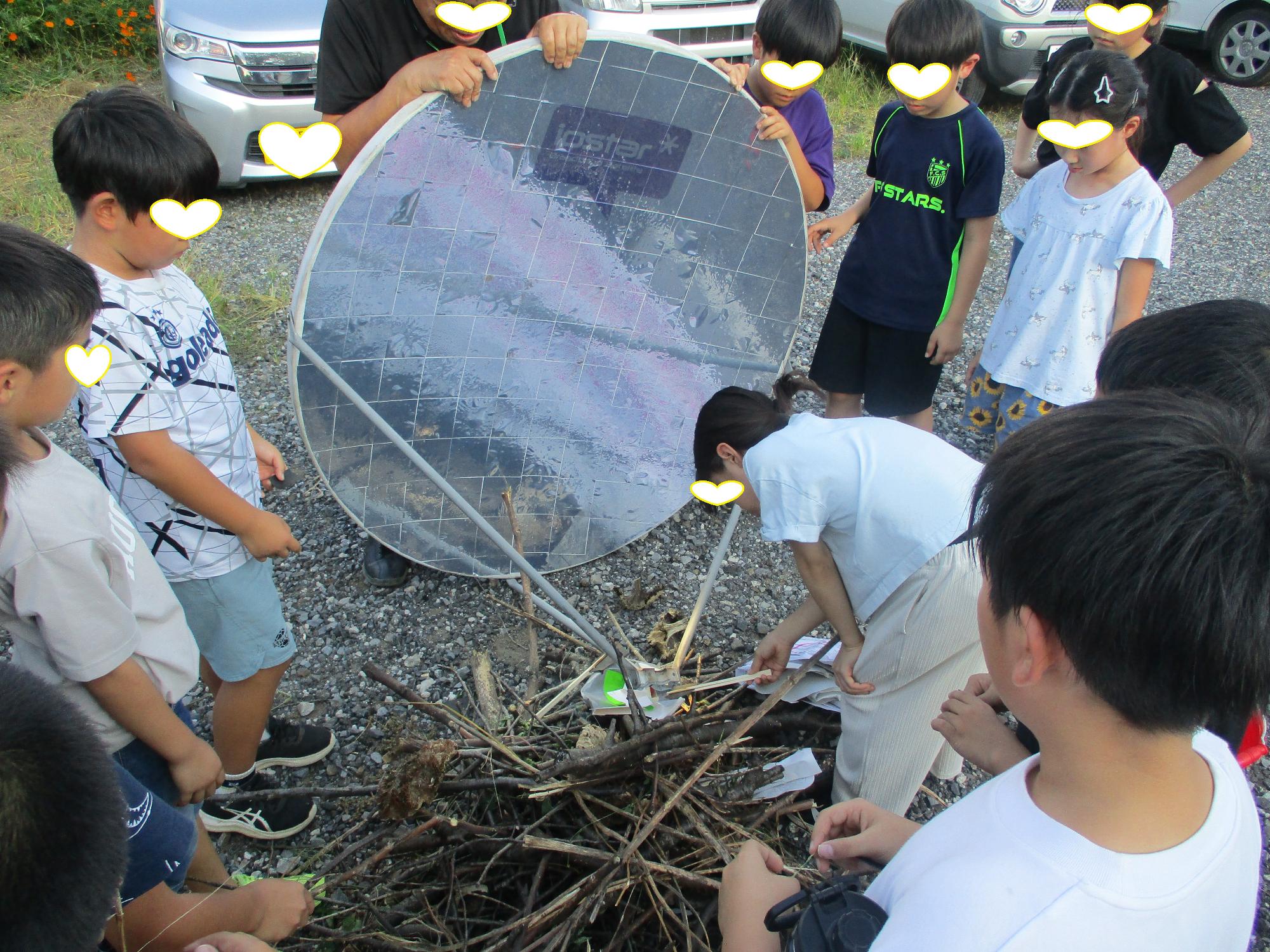 火起こし体験を見つめる参加者