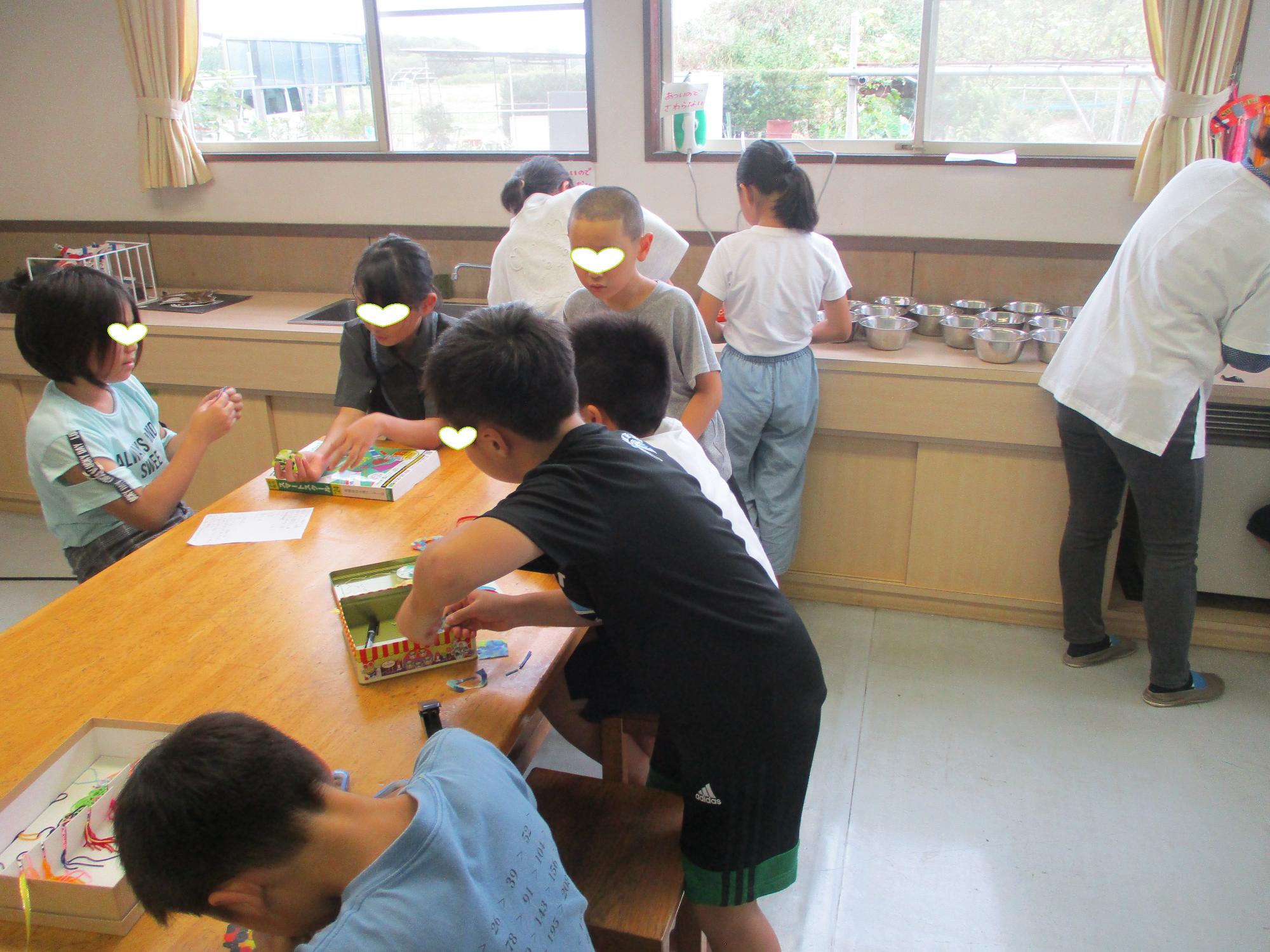 上級生が手分けしてお手伝い