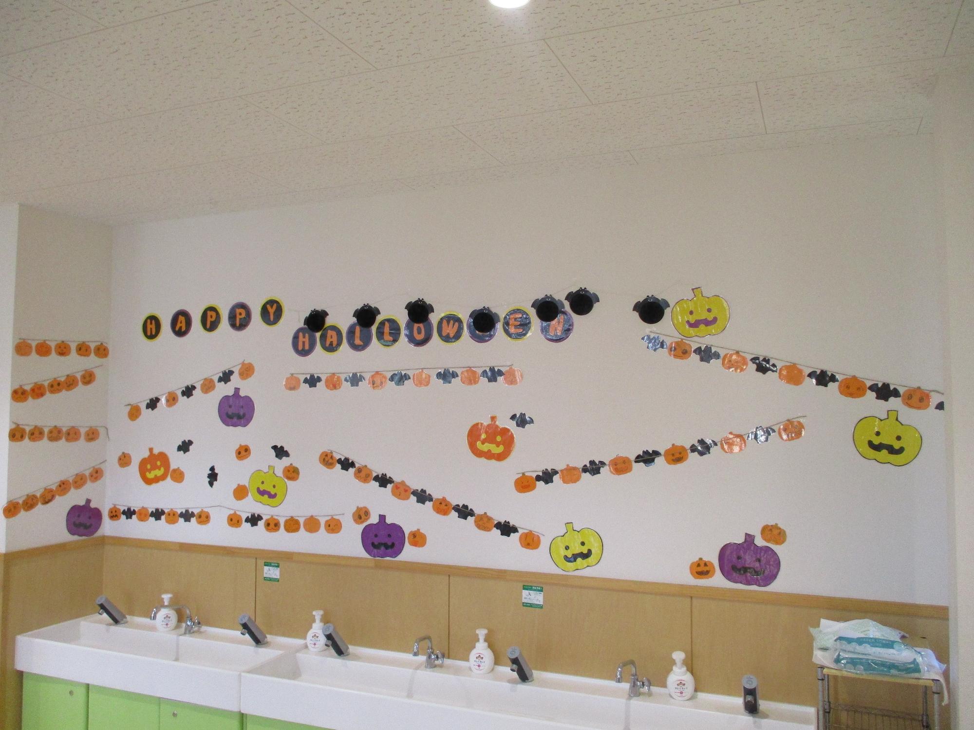 ハロウィンの手作り飾りをつけたクラブ棟