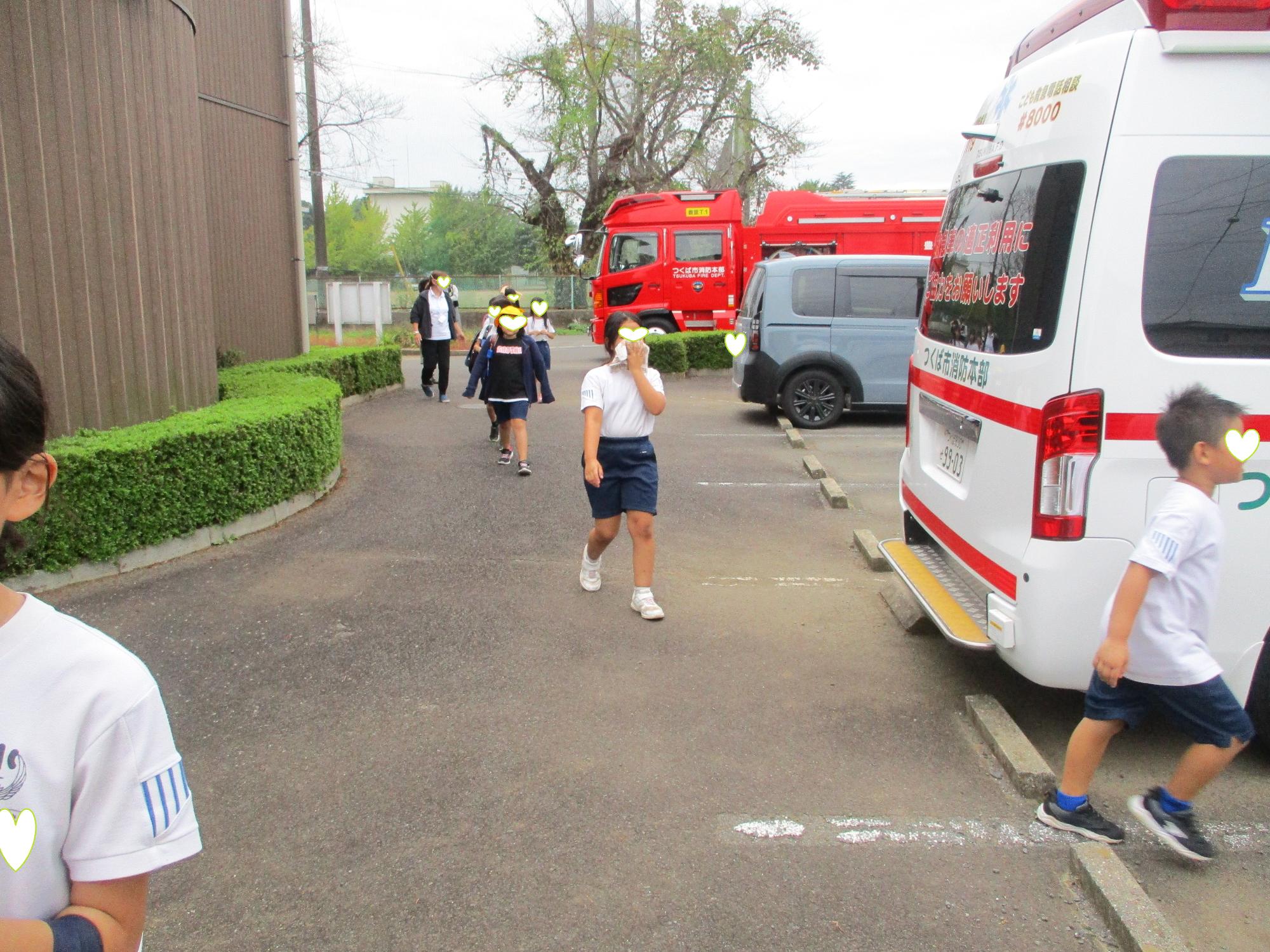 きちんと口をハンカチで覆う避難訓練者