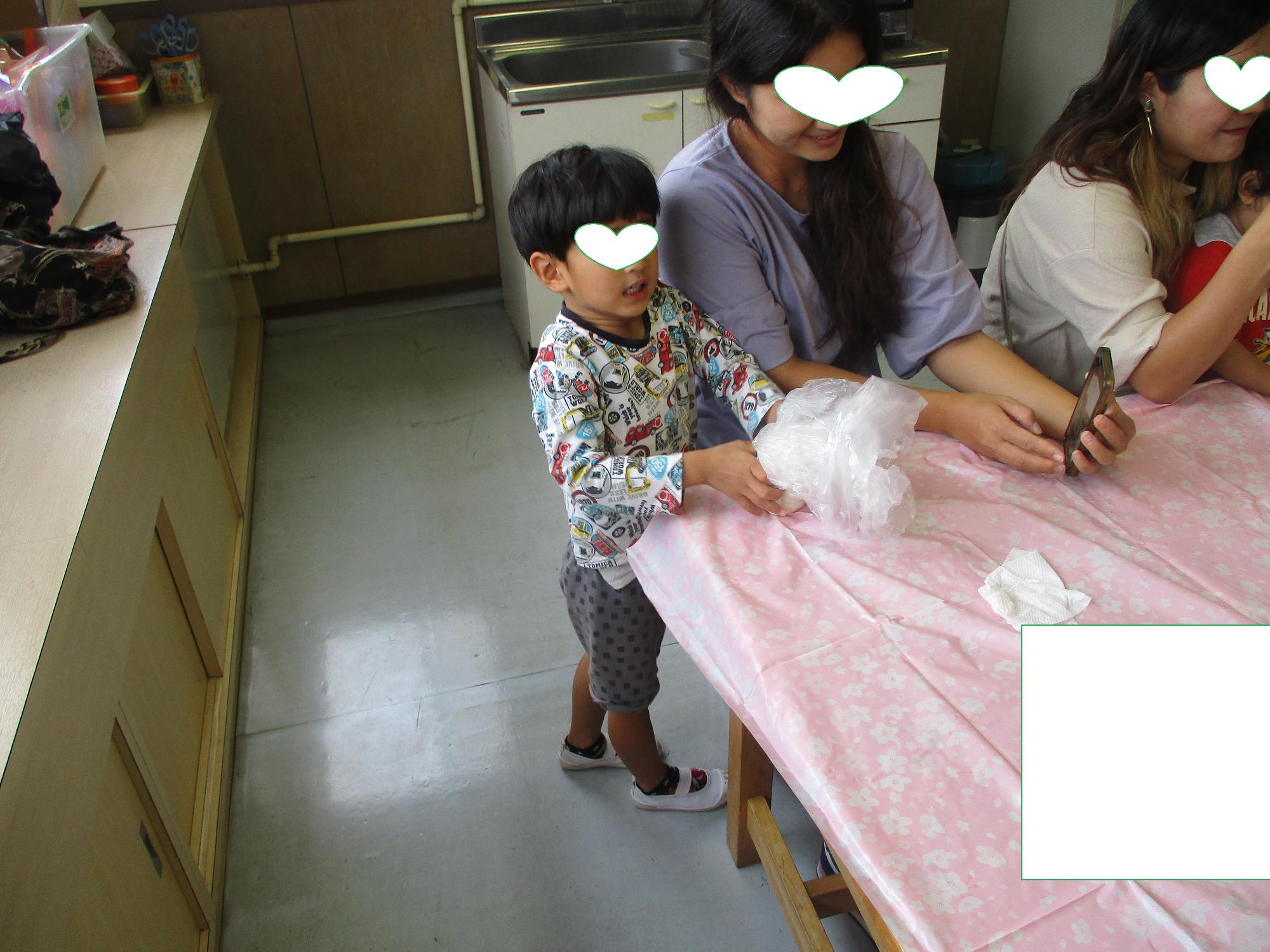 お母さんと一緒に生地作り