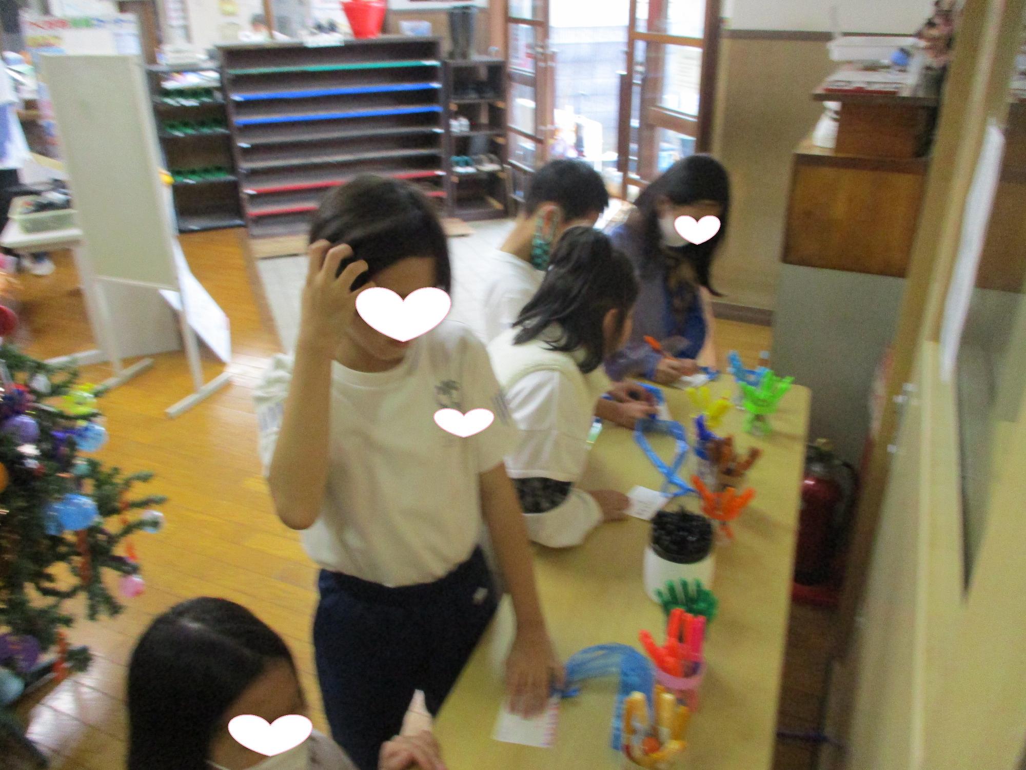 パーティーのゲームに参加するための名札作り