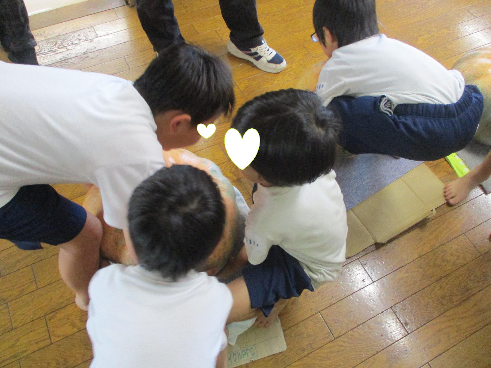 複数人の子どもたちで持ち上げにチャレンジ