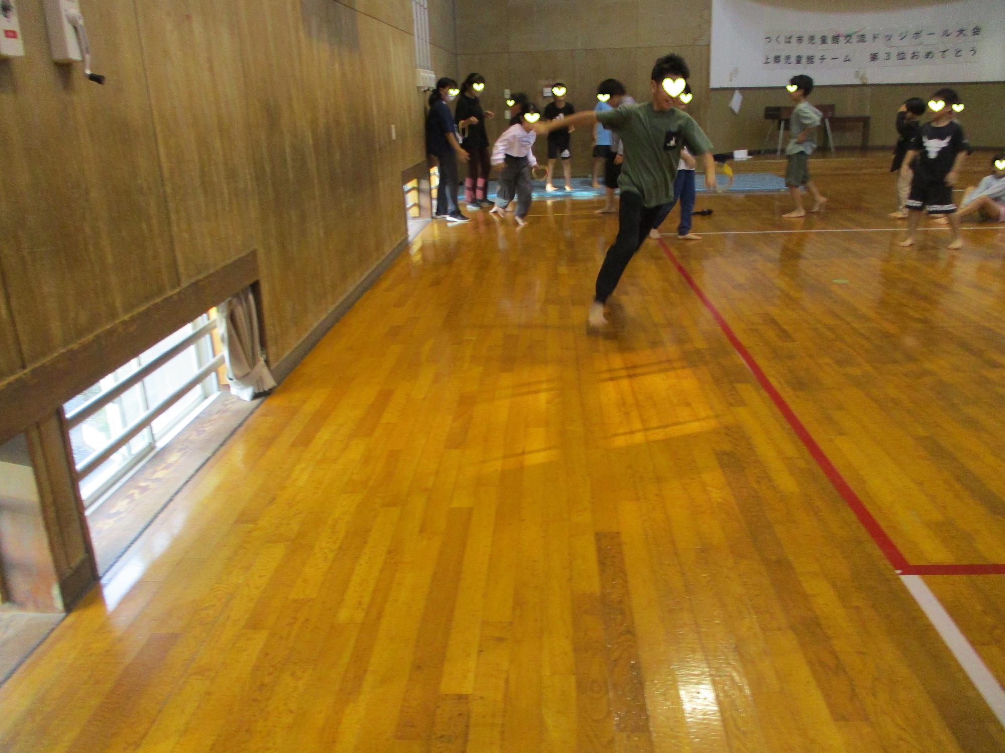 少し差がひろがっているが接戦