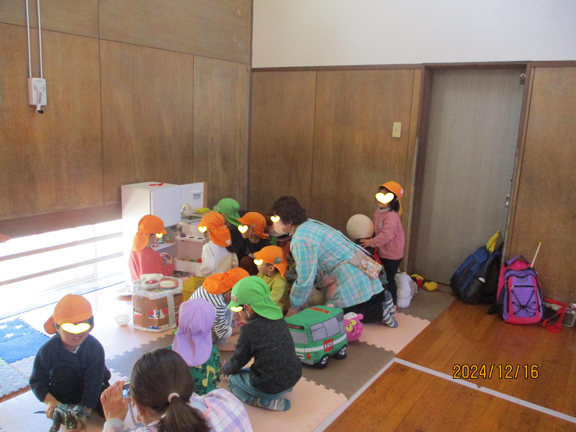 児童館のおもちゃで遊ぶお友だち
