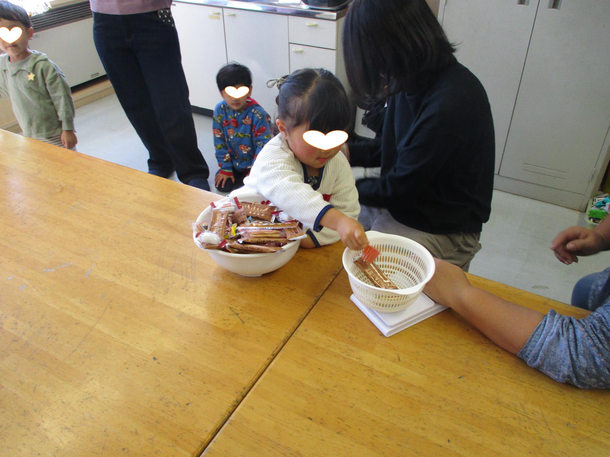 お菓子で100グラム感覚当てゲームに挑戦