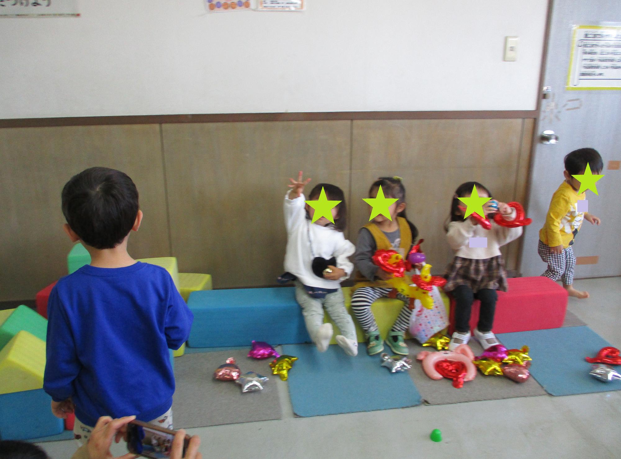 5人の子が座って記念撮影