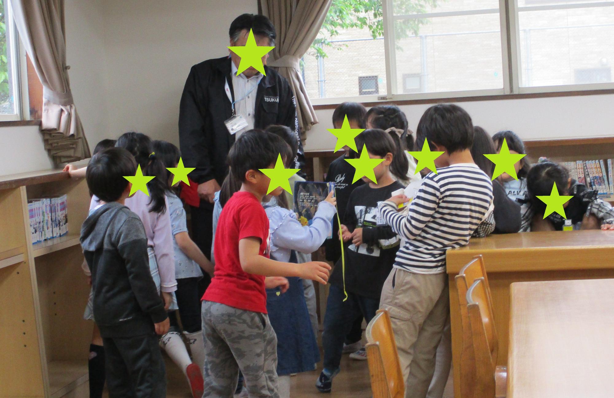 館長の説明を聞く1年生たち