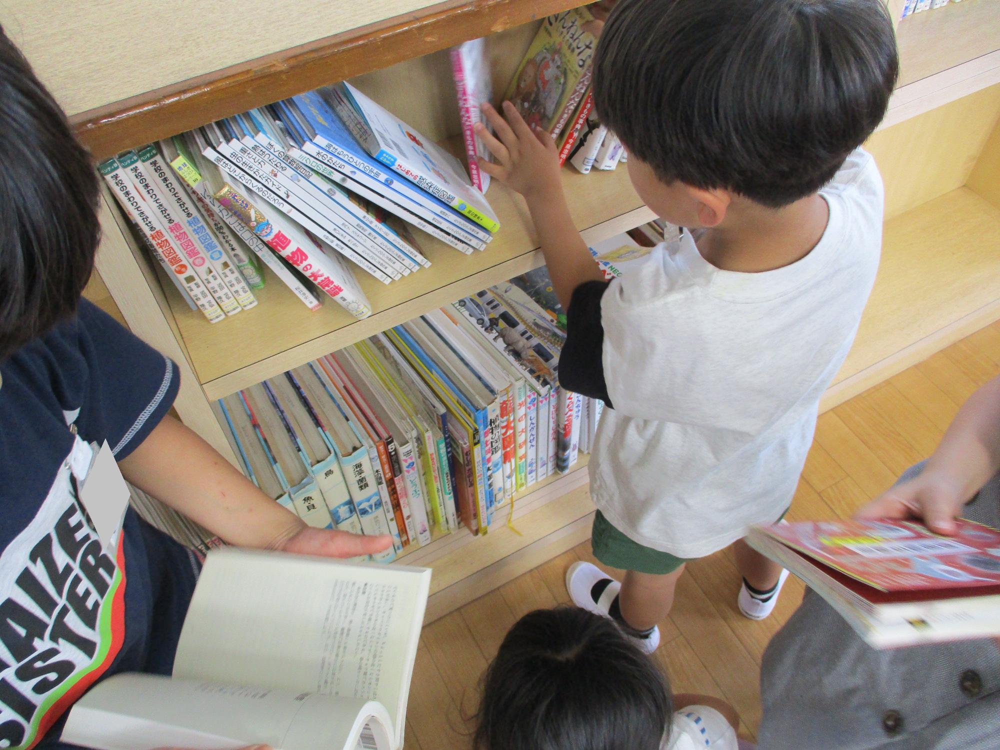 本を選ぶ子どもたち