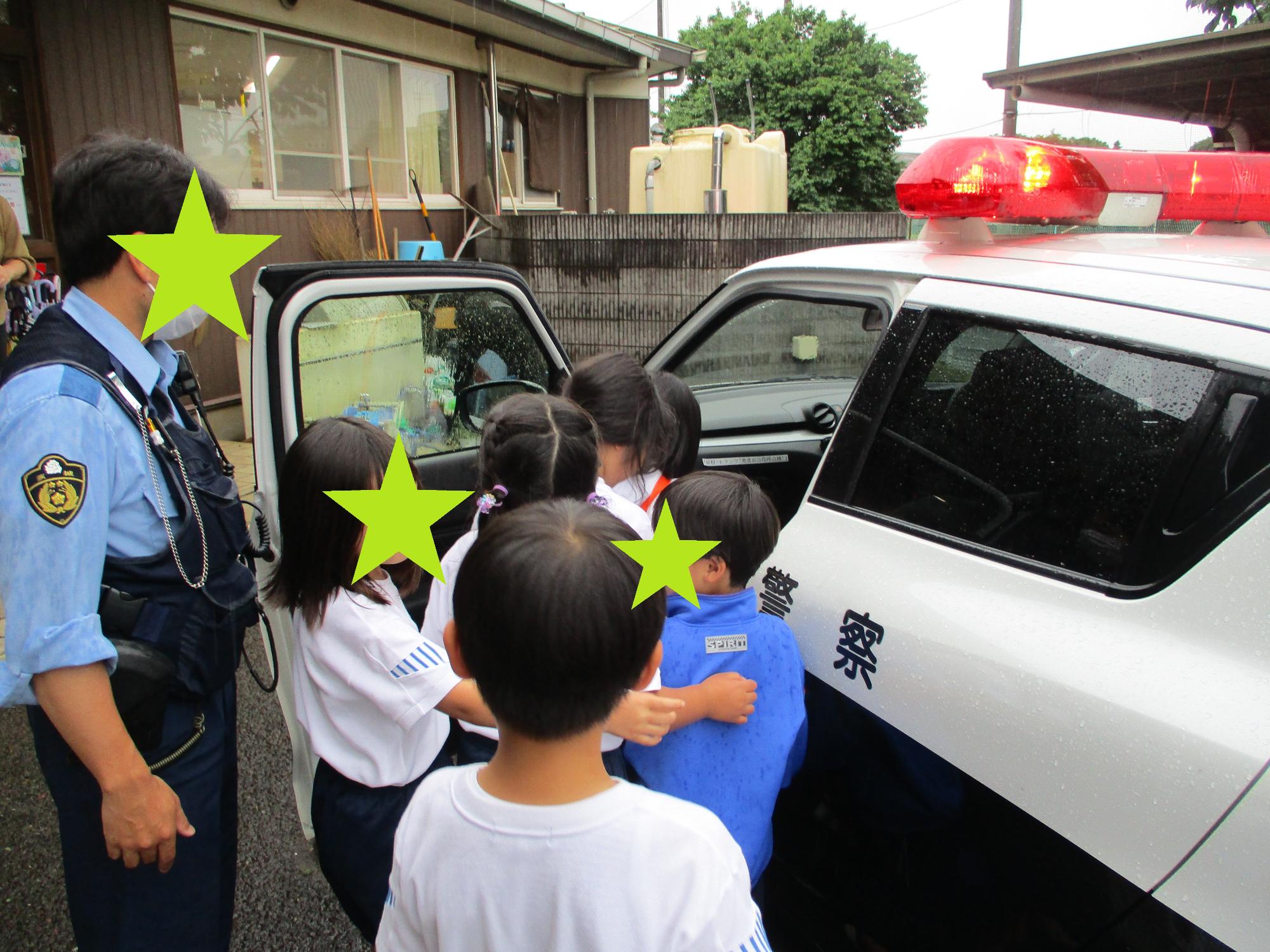 パトカーの見学をする子どもたち