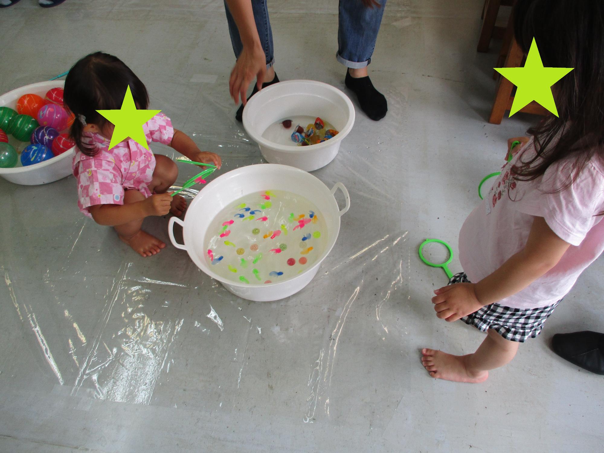 スーパーボールすくいをする2人の子ども