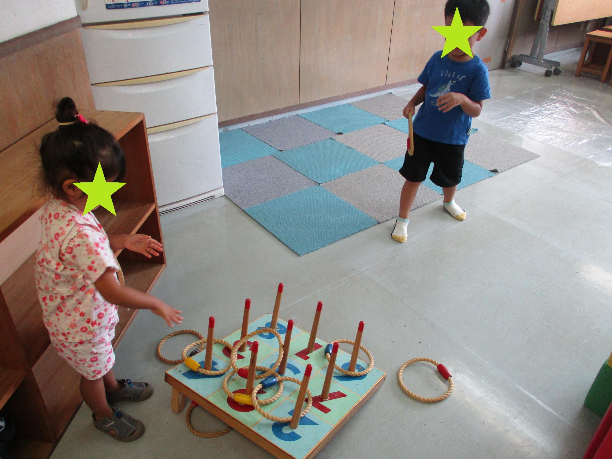 輪投げをする2人の子ども