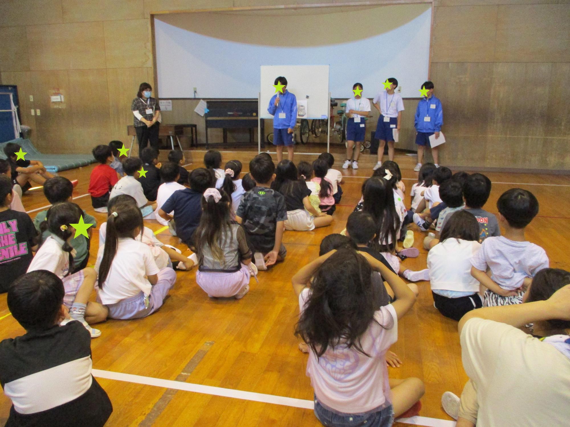 中学生の自己紹介を聞く子どもたち