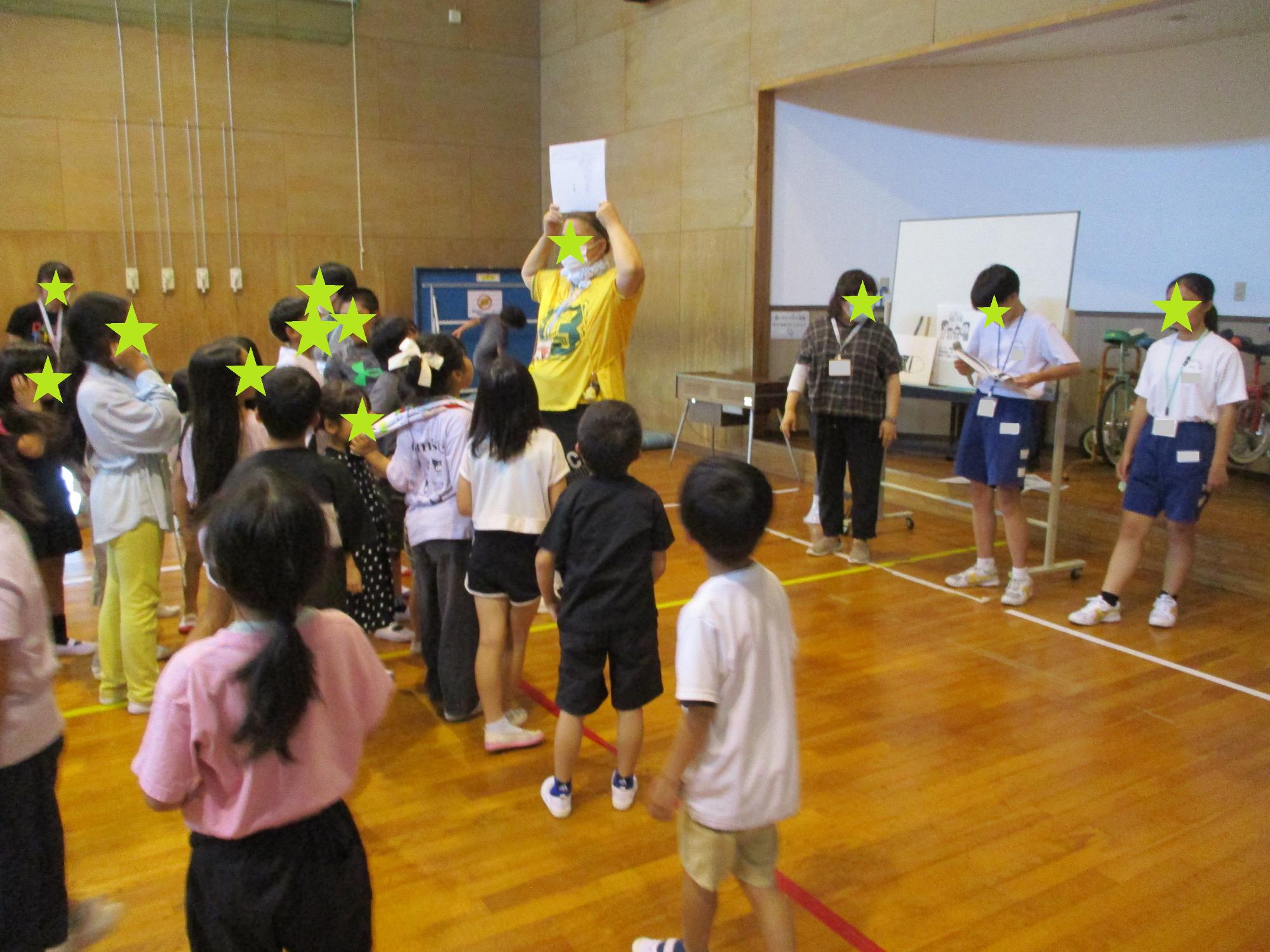〇×ゲームに挑戦する子どもたち
