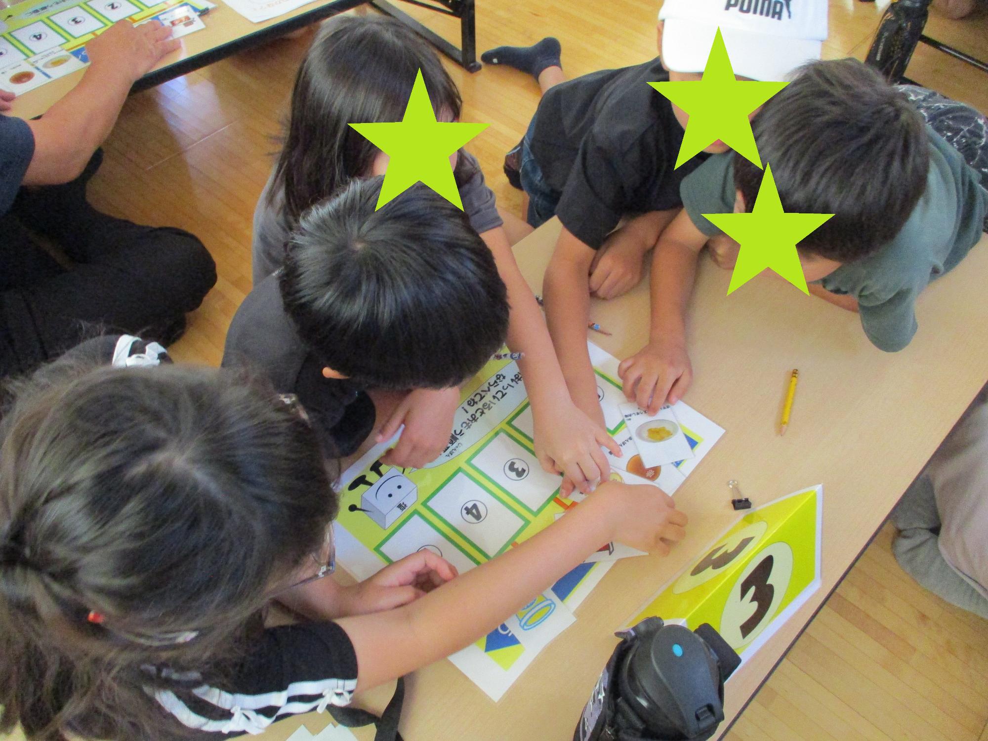 並べ替えクイズを考える子どもたち