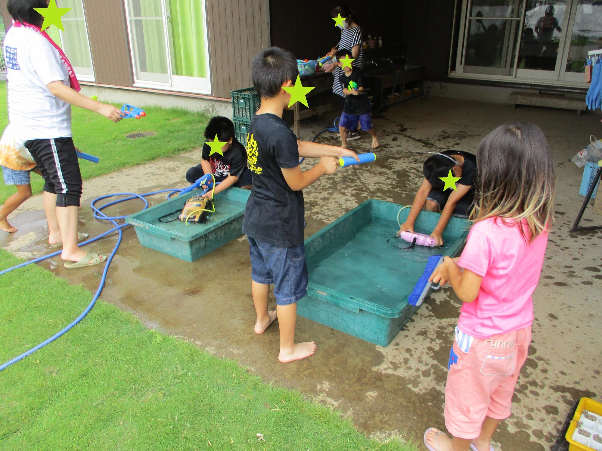 水鉄砲で遊ぶ子どもたち