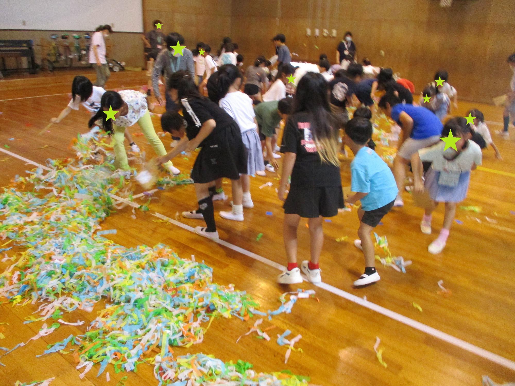 お花がみをうちわであおぐ子どもたち
