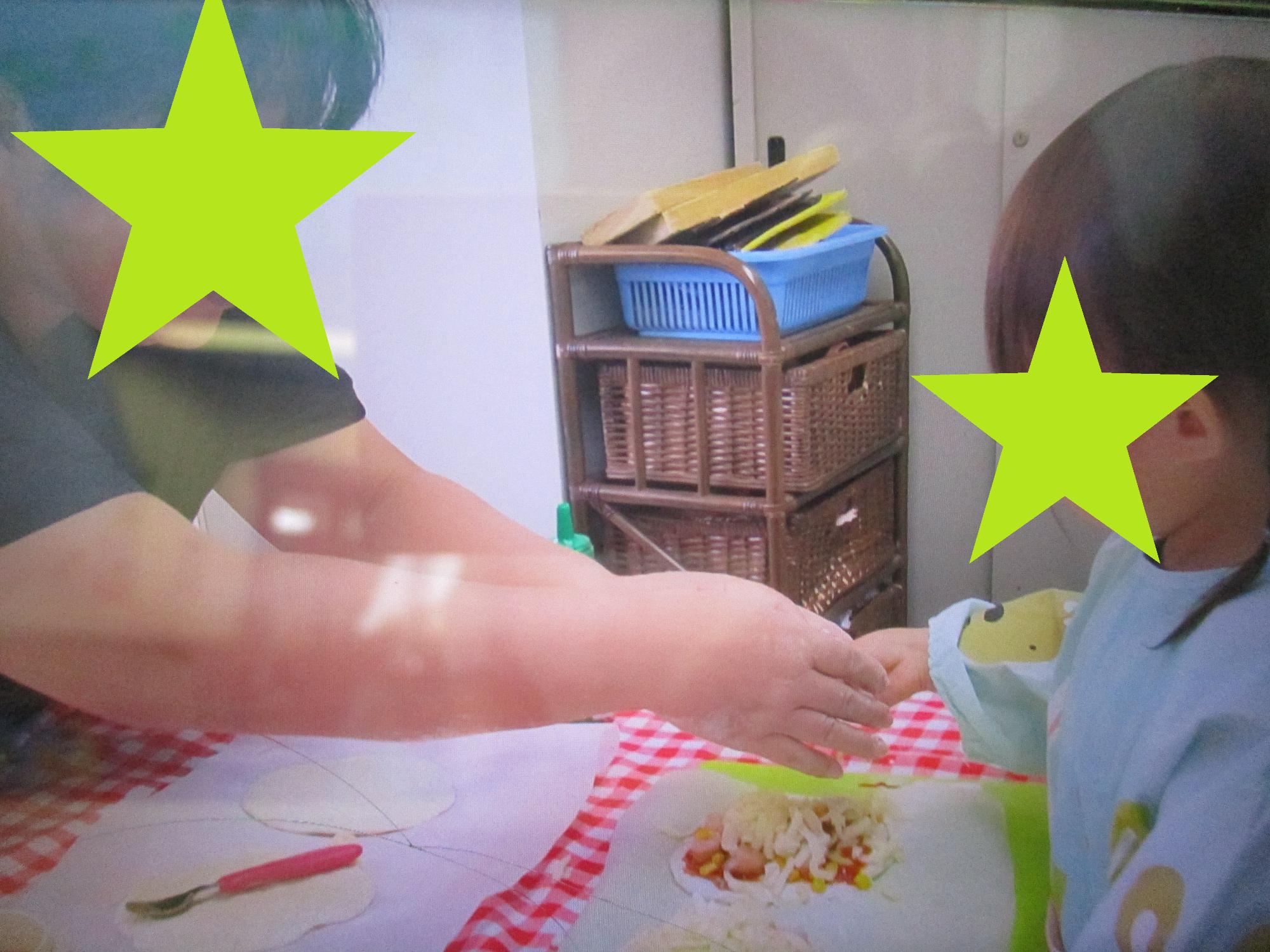 ピザ生地に具材を乗せる子と先生