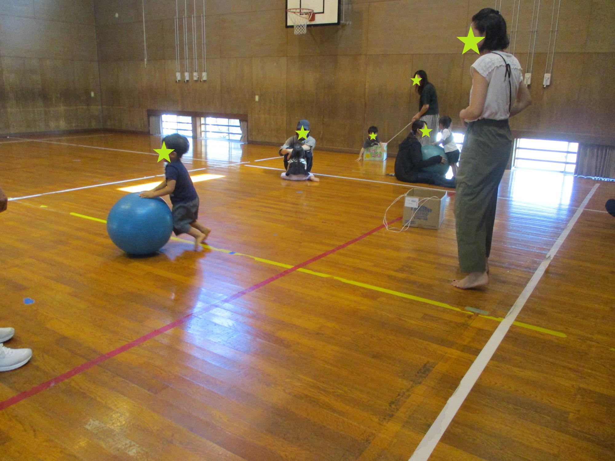 運動遊びをしている4組の親子