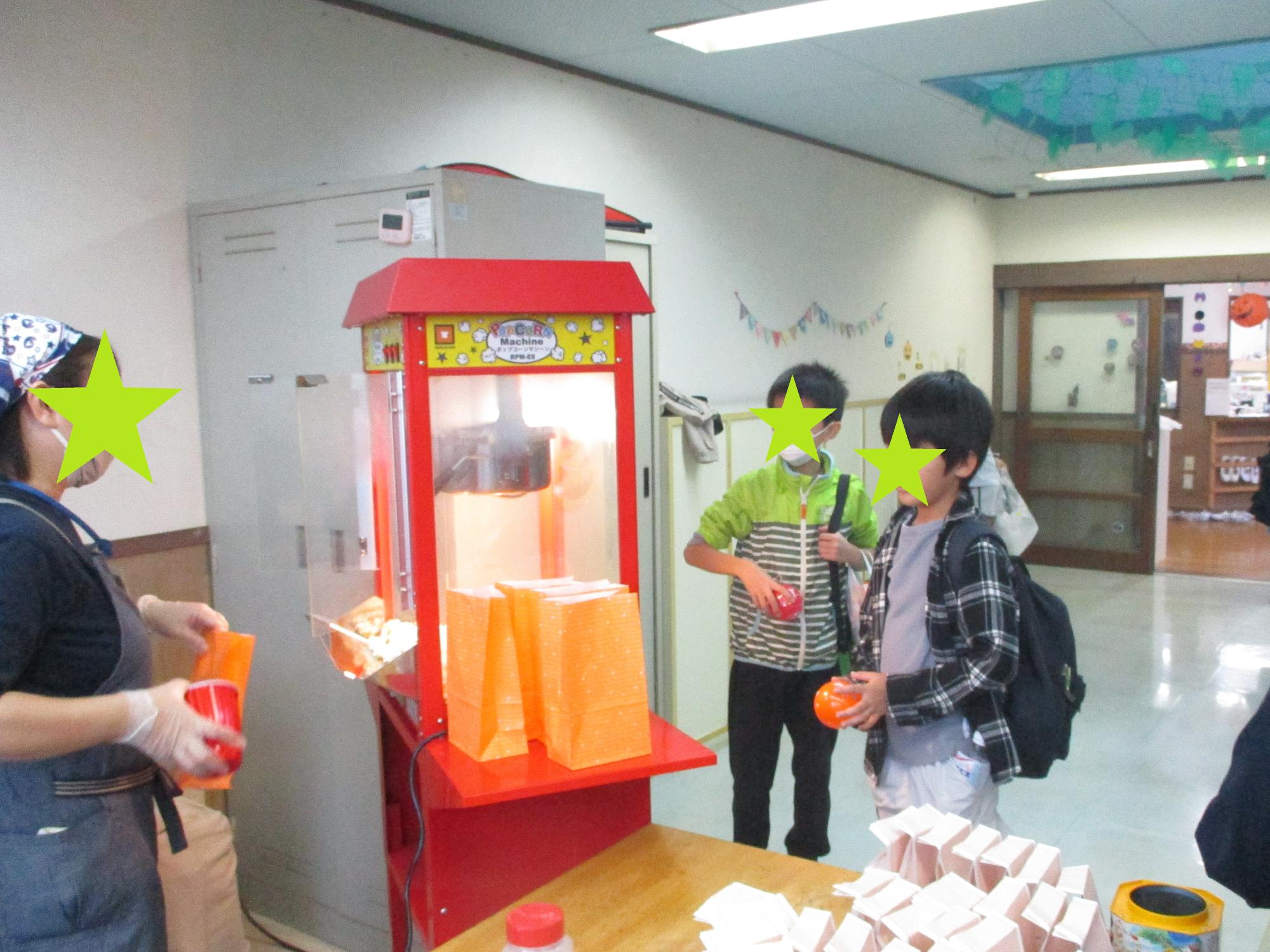 ポップコーンのでき上がりを待つ子どもたち