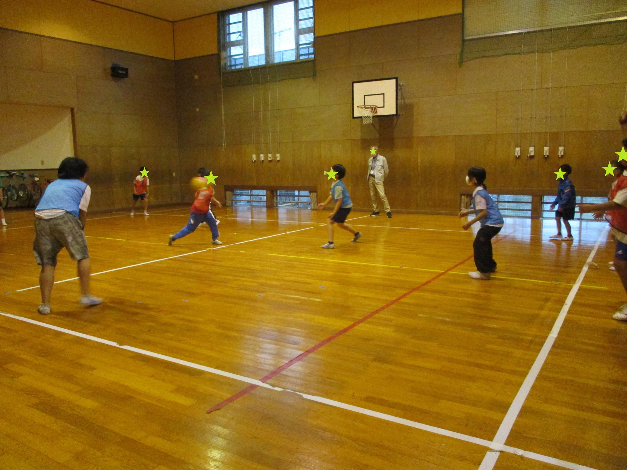2チームに分かれて試合をする子どもたち