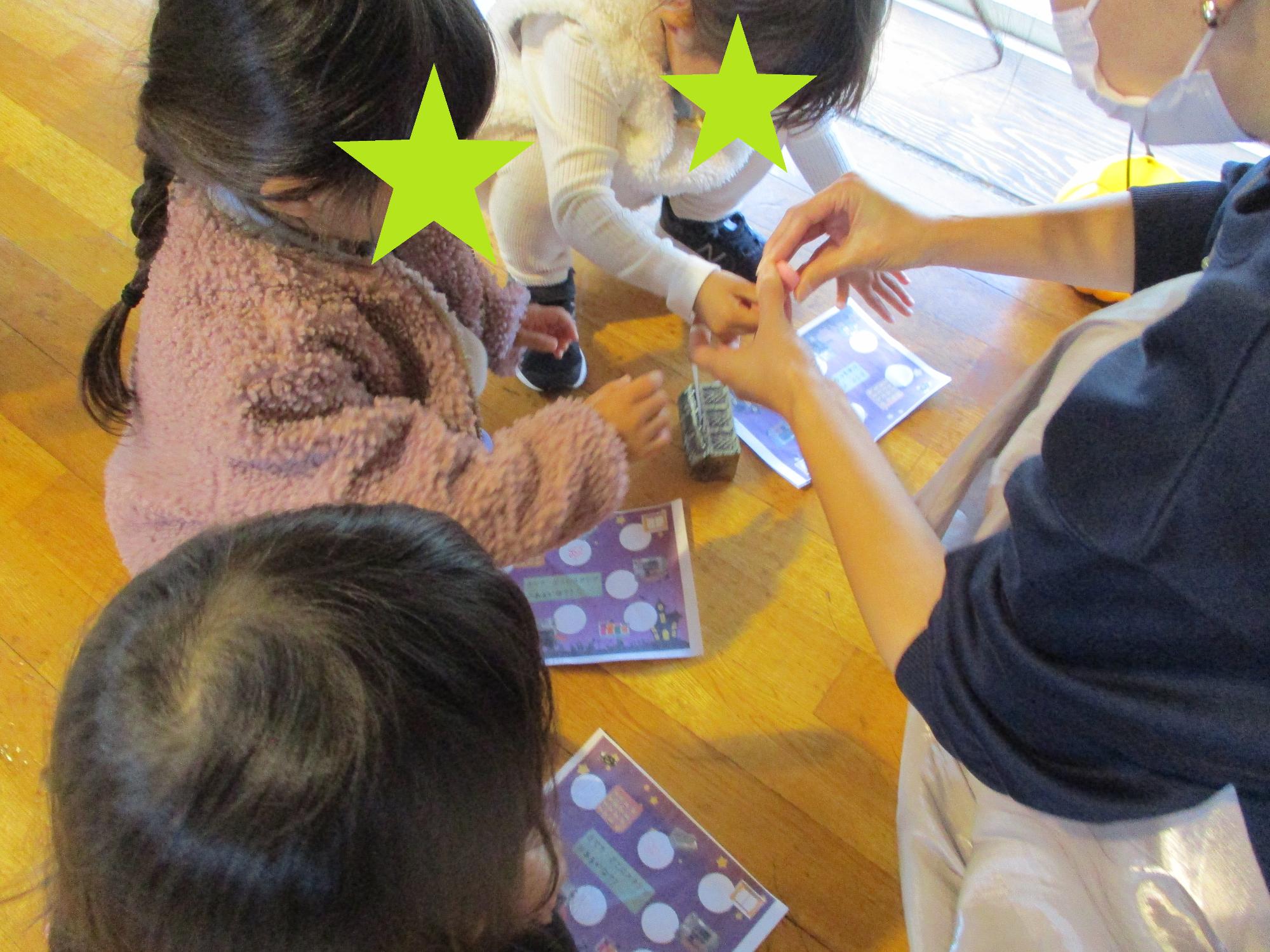 スタンプカードにスタンプを押す親子