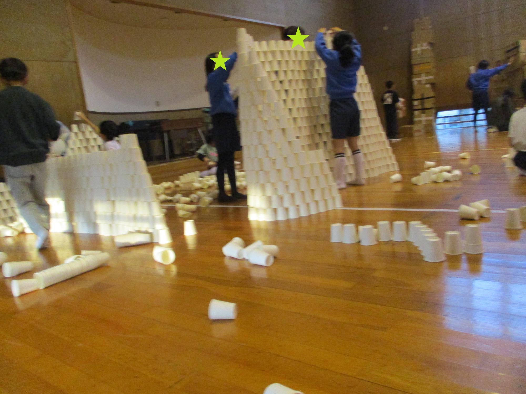 紙コップつみきでタワーを作る子どもたち