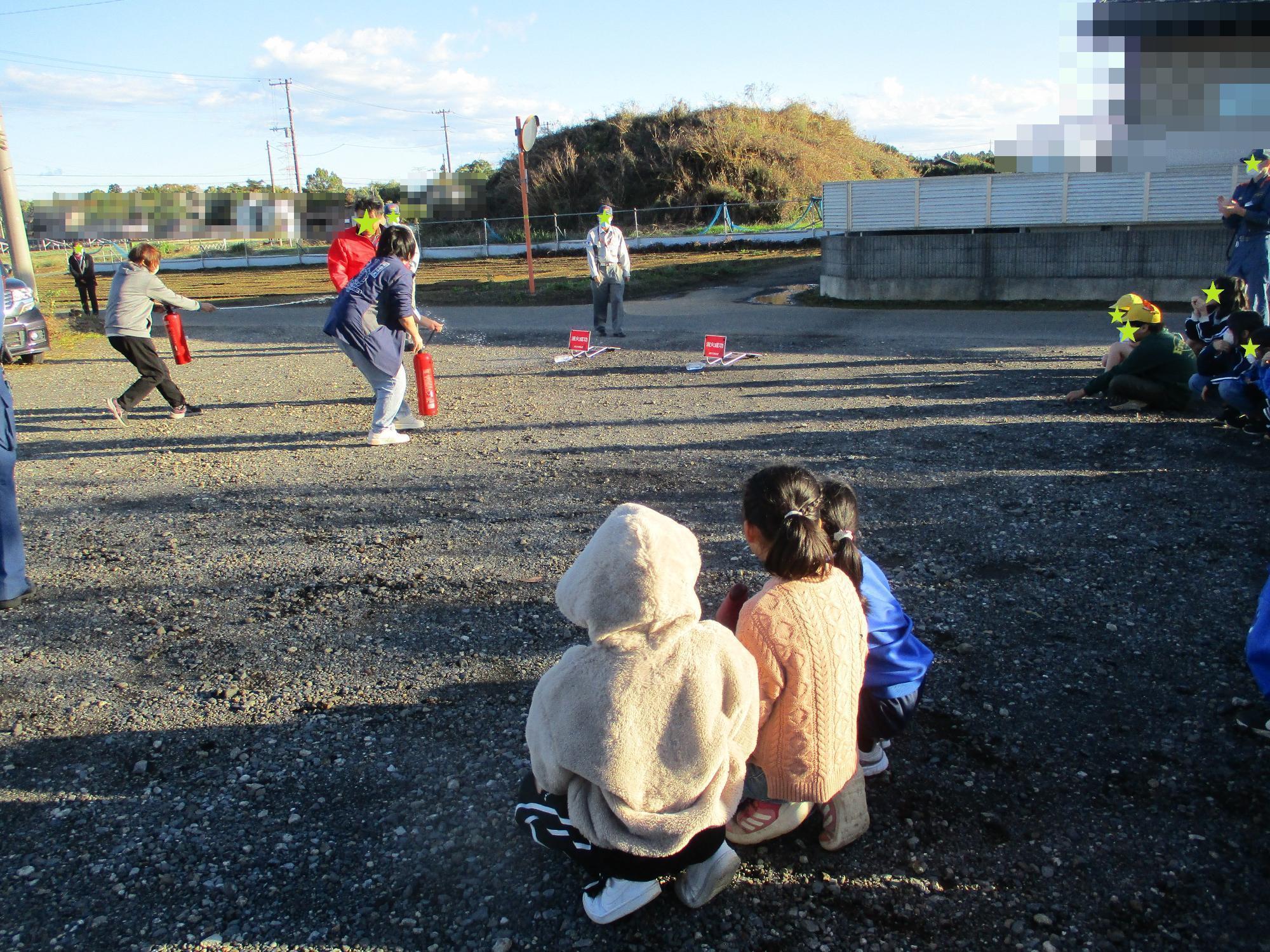 消火訓練をする3人の職員