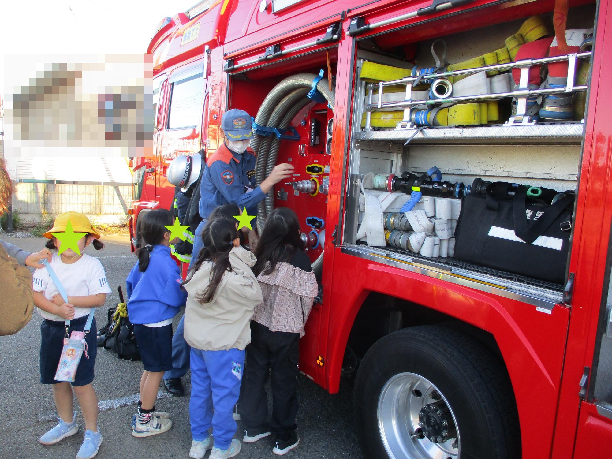 消防車の見学をする子どもたち