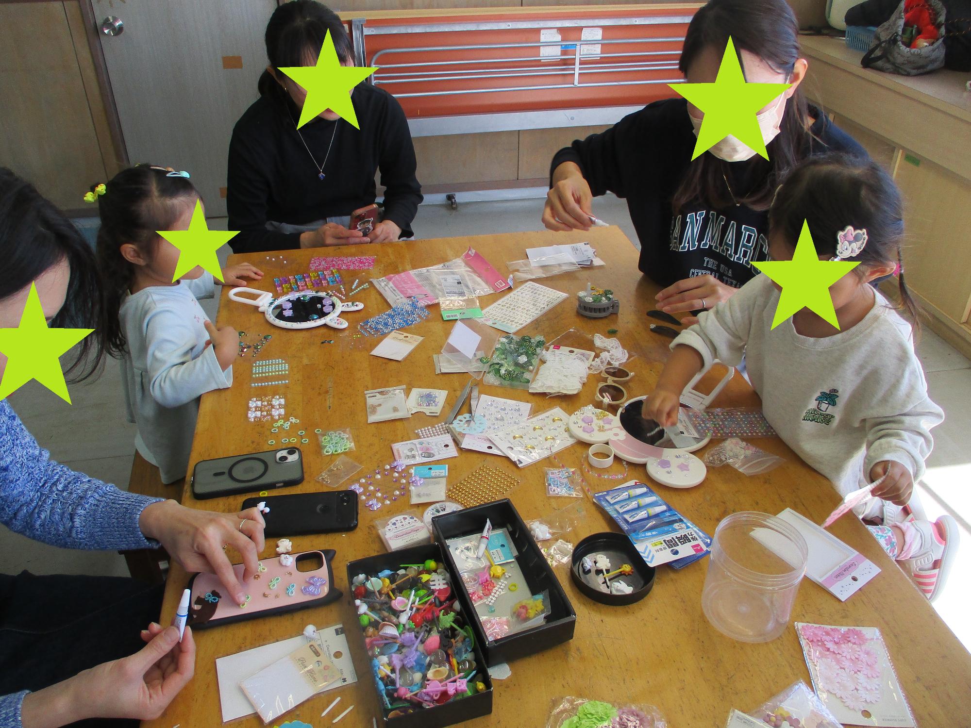 たくさんのシールの中からシールを選ぶ親子