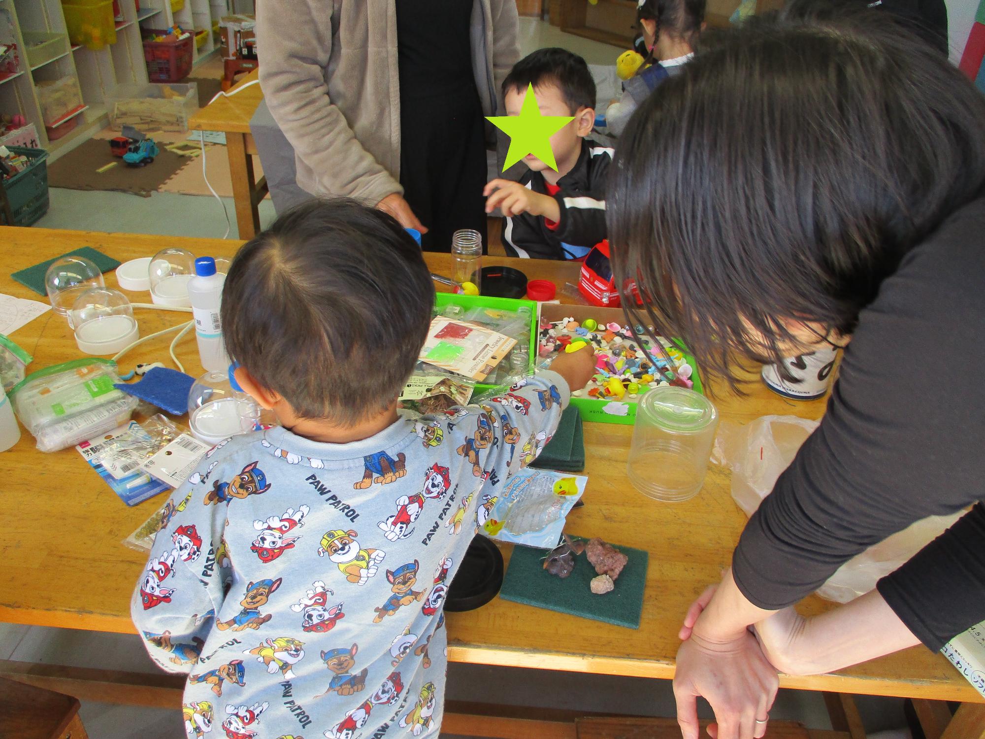 好きなパーツを選ぶ男の子