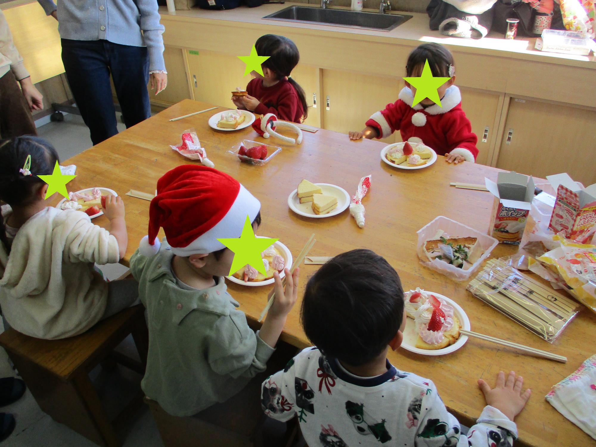 クリスマスケーキを食べる子どもたち